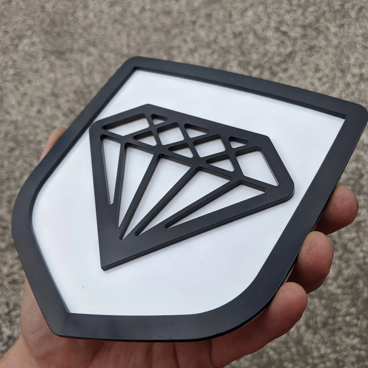 Insignia de diamante: compatible con portón trasero Dodge® Ram® 2009-2018: 1500, 2500, 3500, negro sobre blanco