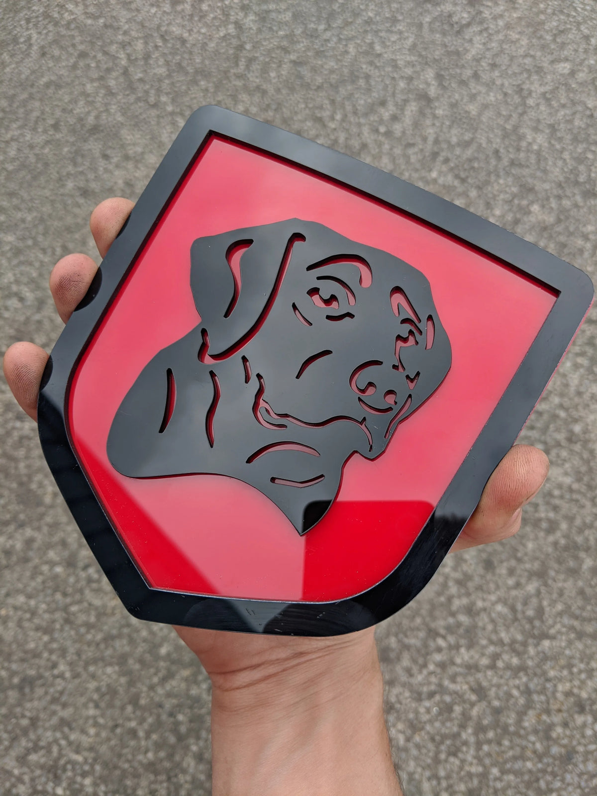 Insignia de Labrador: compatible con portón trasero Dodge® Ram® 2009-2018: 1500, 2500, 3500, negro sobre rojo