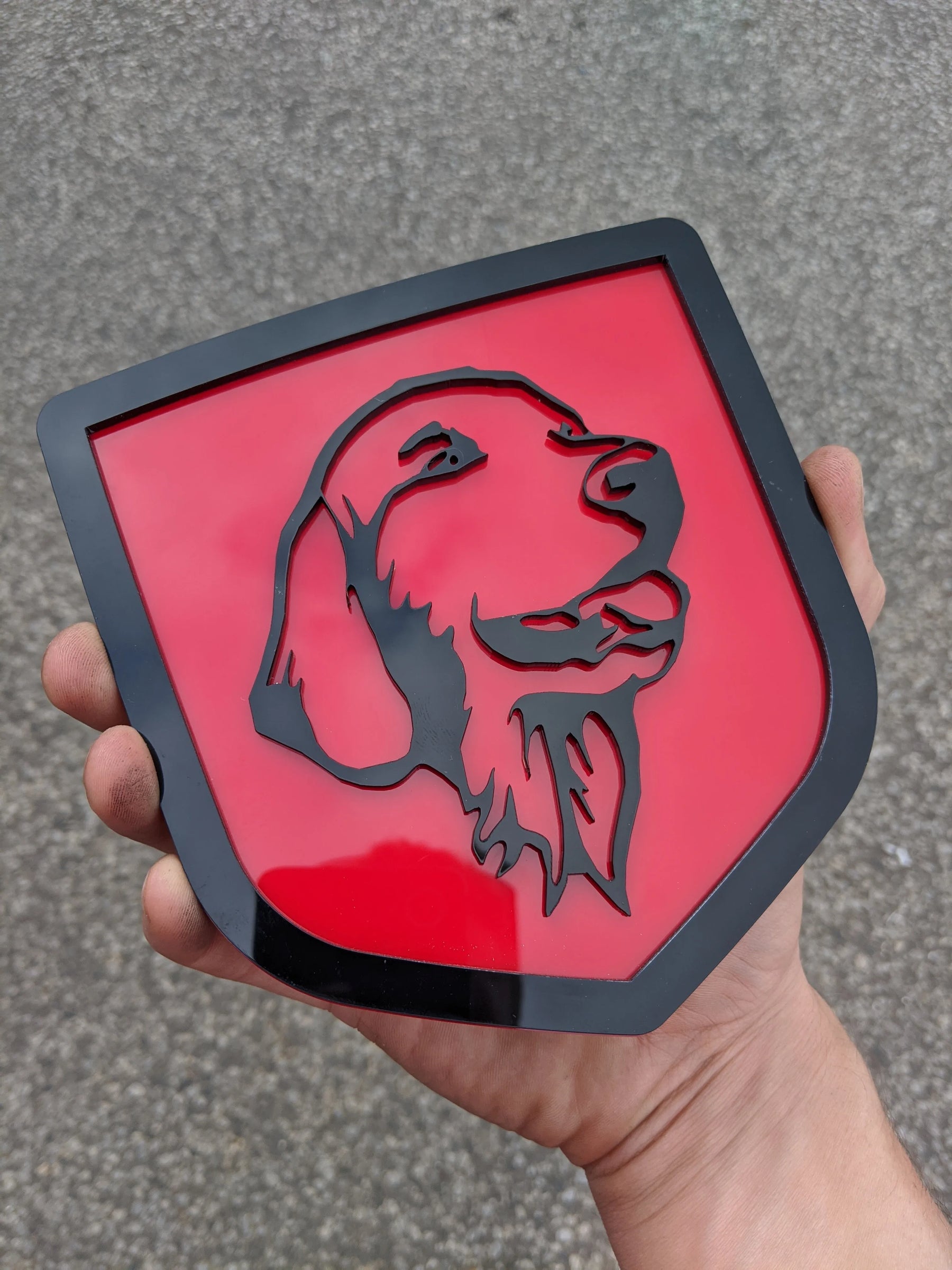 Badge Golden Retriever - Compatible avec hayon Dodge® Ram® 2009-2018 - 1500, 2500, 3500 - Noir sur rouge