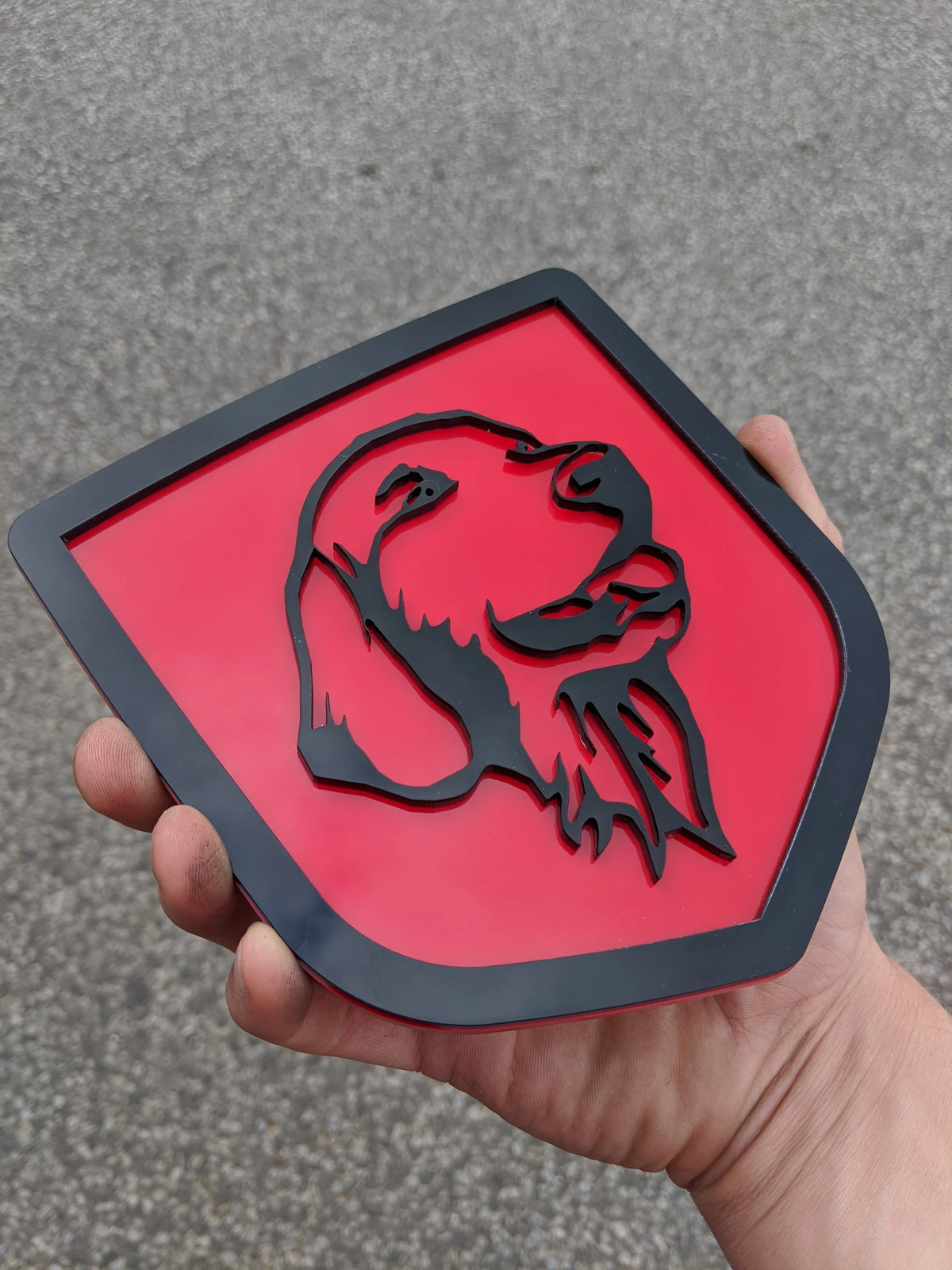 Insignia Golden Retriever: compatible con modelos Dodge® Ram® 2009-2018, 1500, 2500, 3500, color negro sobre rojo