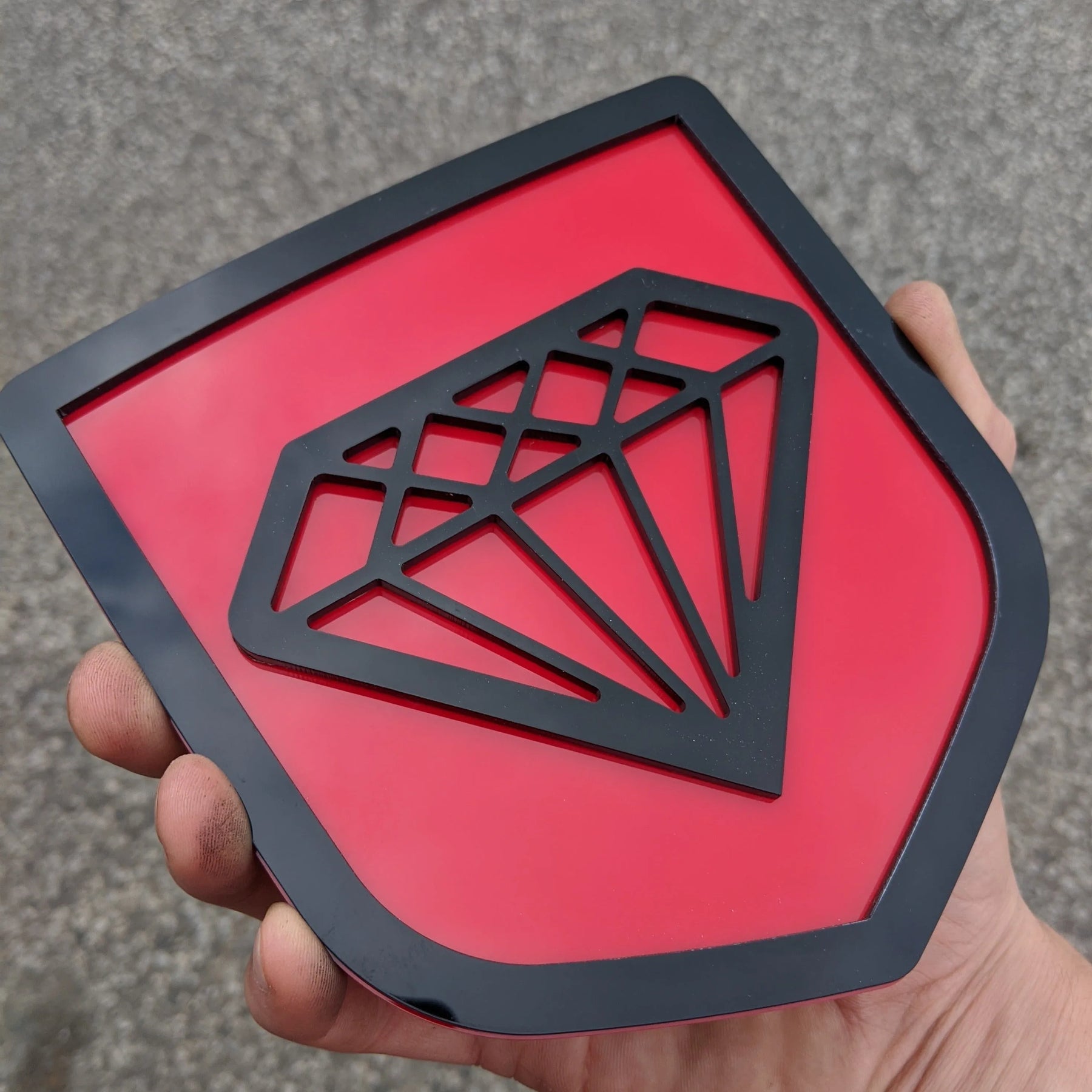 Insignia de diamante: compatible con portón trasero Dodge® Ram® 2009-2018: 1500, 2500, 3500, negro sobre rojo