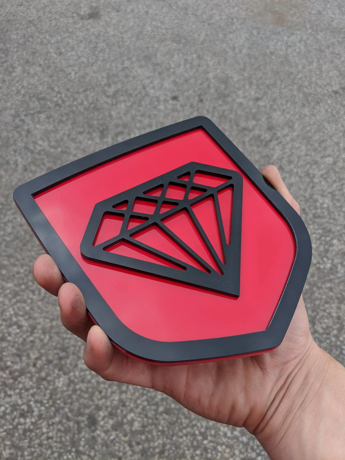Insignia de diamante: compatible con portón trasero Dodge® Ram® 2009-2018: 1500, 2500, 3500, negro sobre rojo