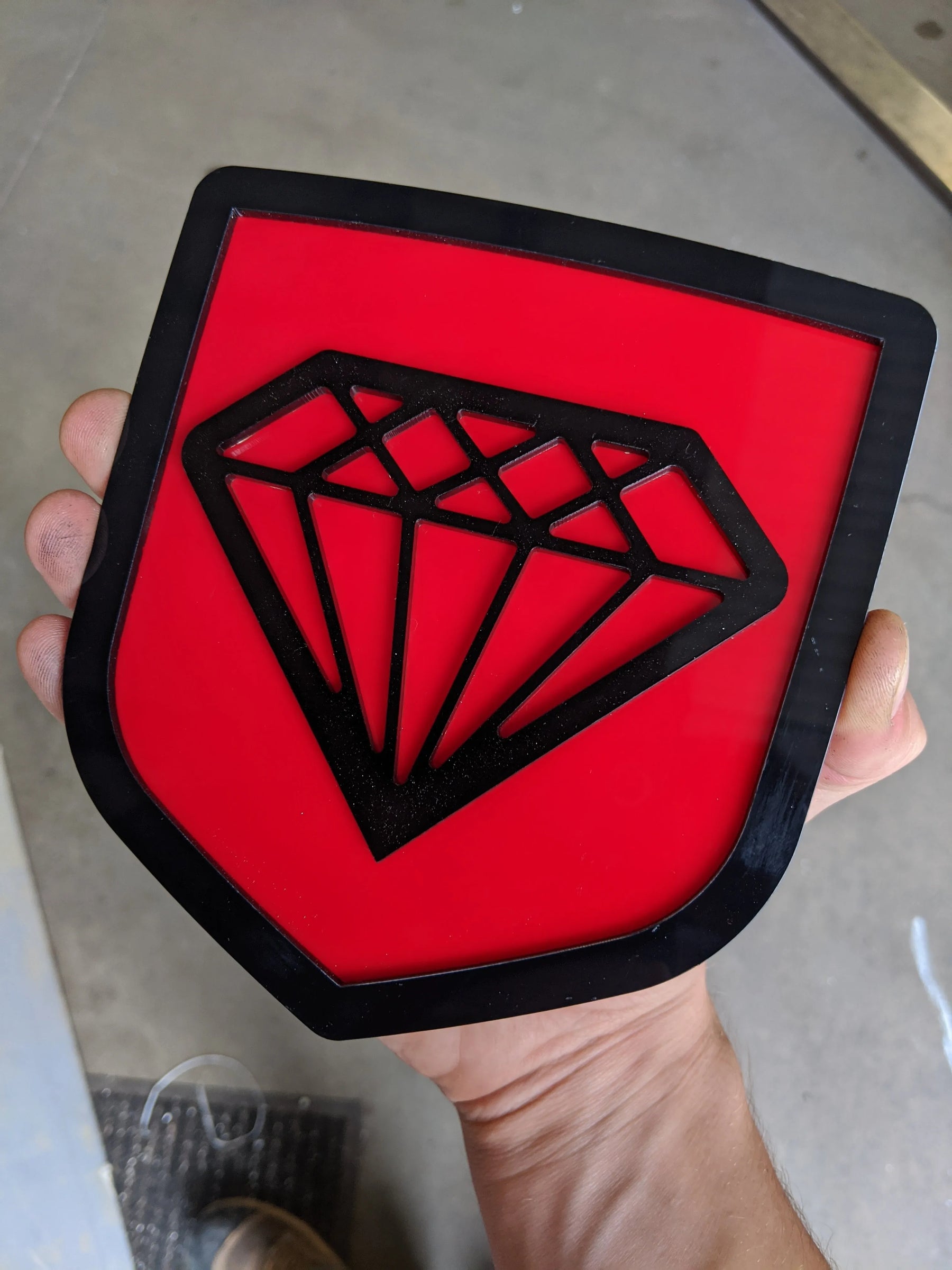 Insignia de diamante: compatible con portón trasero Dodge® Ram® 2009-2018: 1500, 2500, 3500, negro sobre rojo
