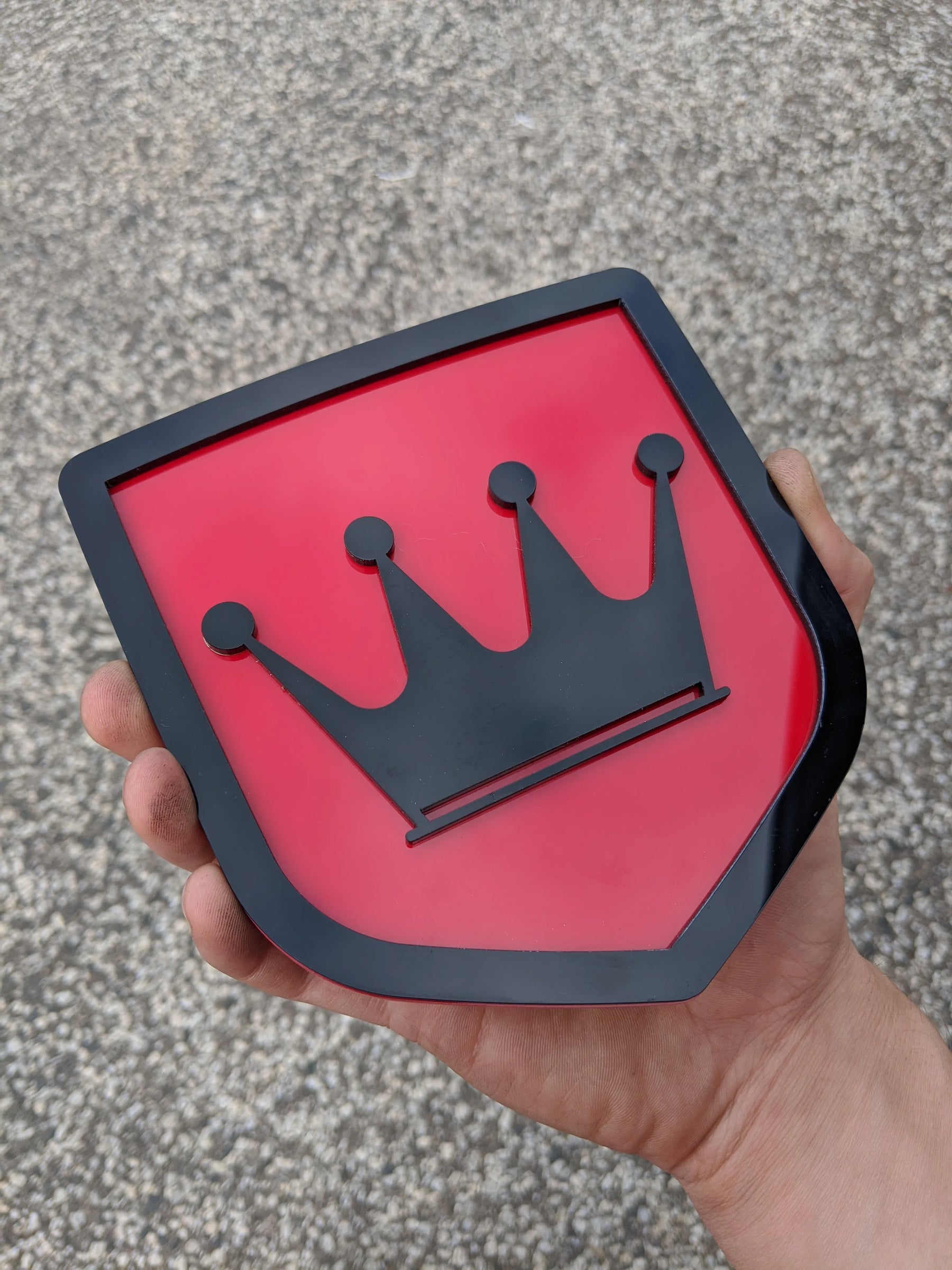 Insignia de la corona: compatible con portón trasero Dodge® Ram® 2009-2018: 1500, 2500, 3500, negro sobre rojo