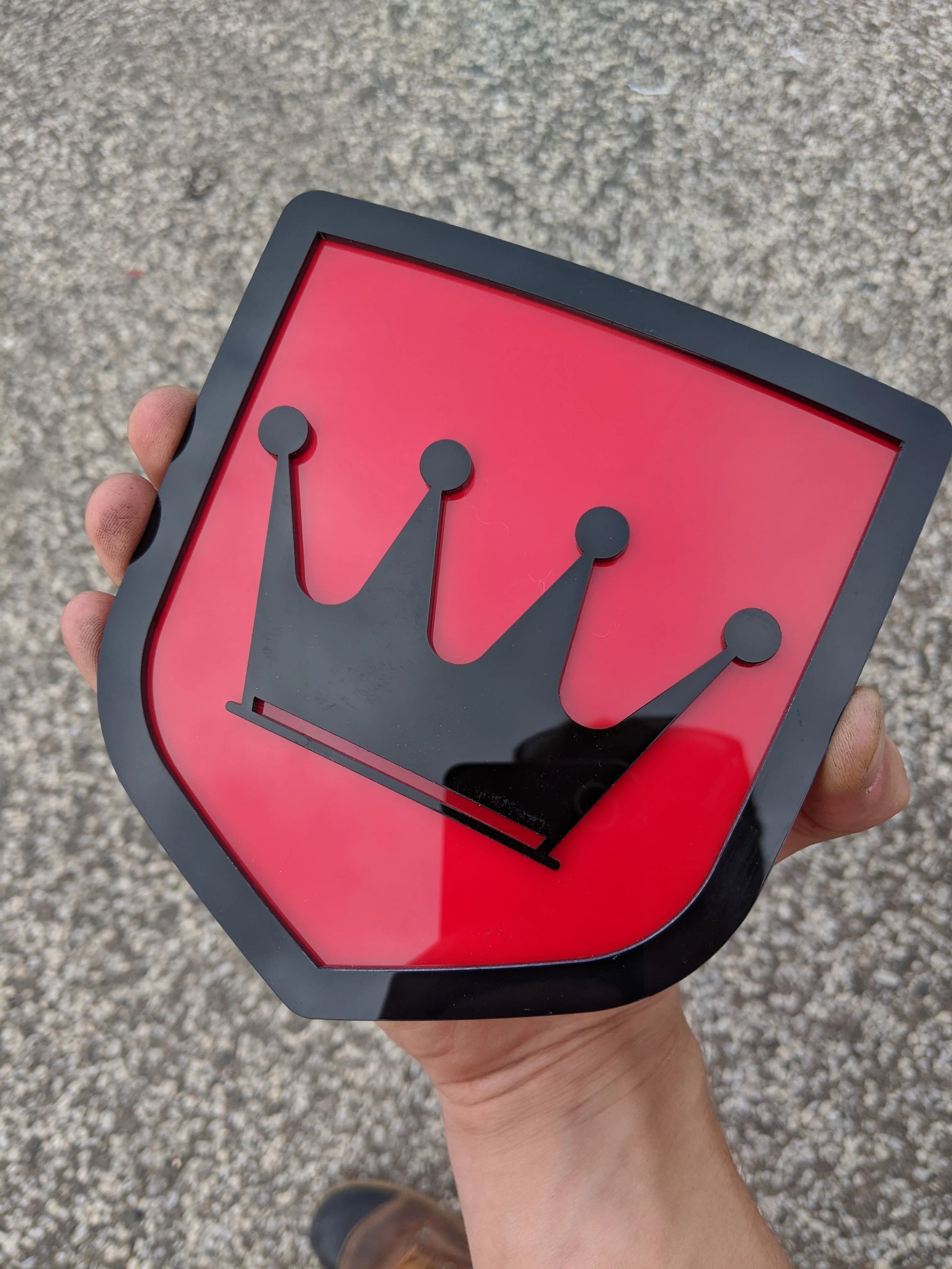 Insignia de la corona: compatible con portón trasero Dodge® Ram® 2009-2018: 1500, 2500, 3500, negro sobre rojo