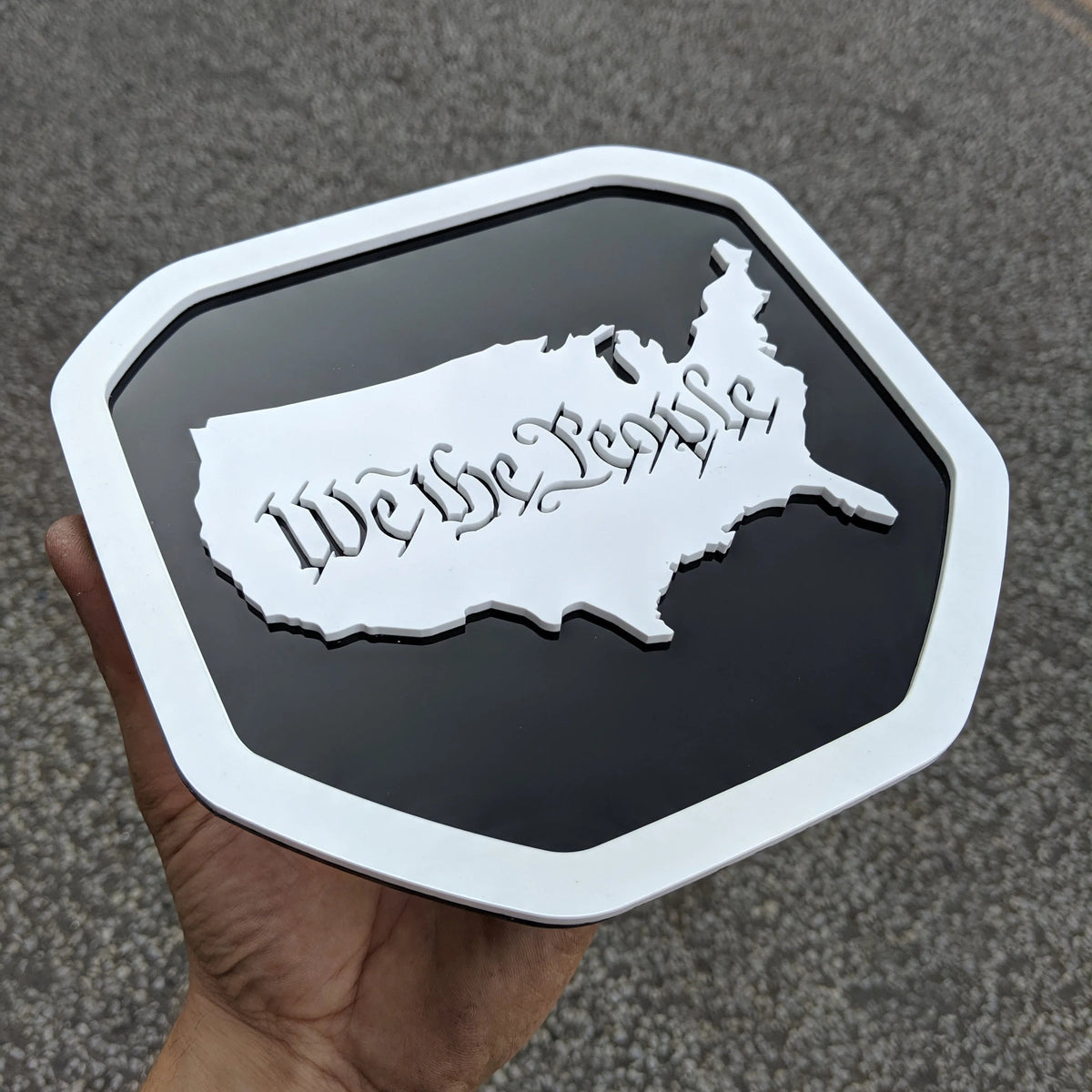 Insignia We The People: compatible con Dodge® Ram® 2019+ (quinta generación): 1500, 2500, 3500 (blanco sobre negro)