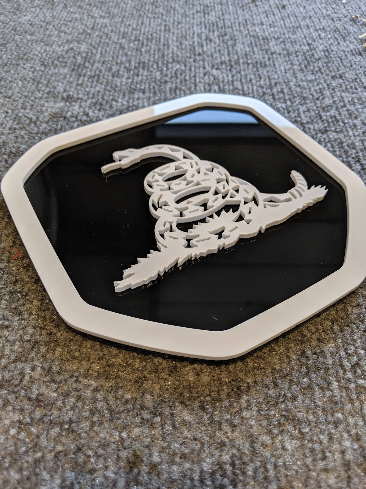 Insignia de serpiente para portón trasero "No me pises" (compatible con Dodge® Ram® 2019+, 1500, 2500, 3500), color blanco sobre negro