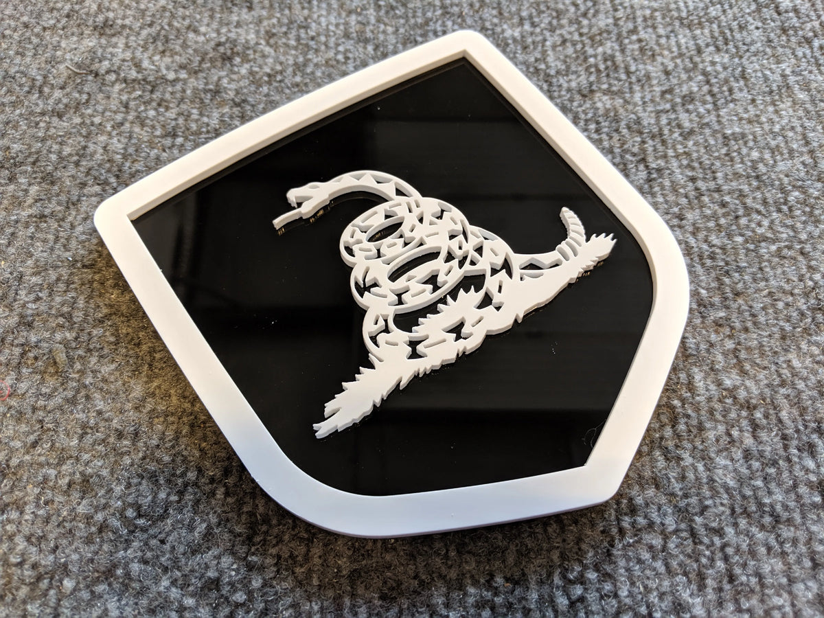 Insignia de serpiente "No me pises" - Compatible con portón trasero Dodge® Ram® 2009-2018 - 1500, 2500, 3500 - Blanco sobre negro