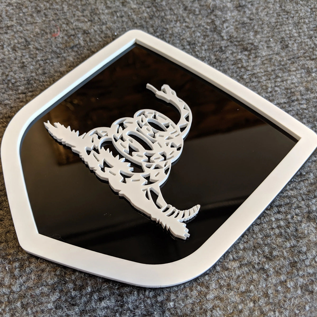 Insignia de serpiente "No me pises" - Compatible con portón trasero Dodge® Ram® 2009-2018 - 1500, 2500, 3500 - Blanco sobre negro