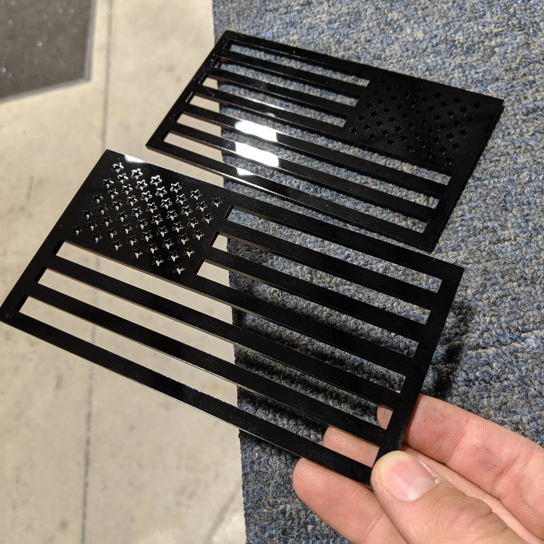 Insignias para guardabarros con la bandera estadounidense (par), ajuste universal, color negro