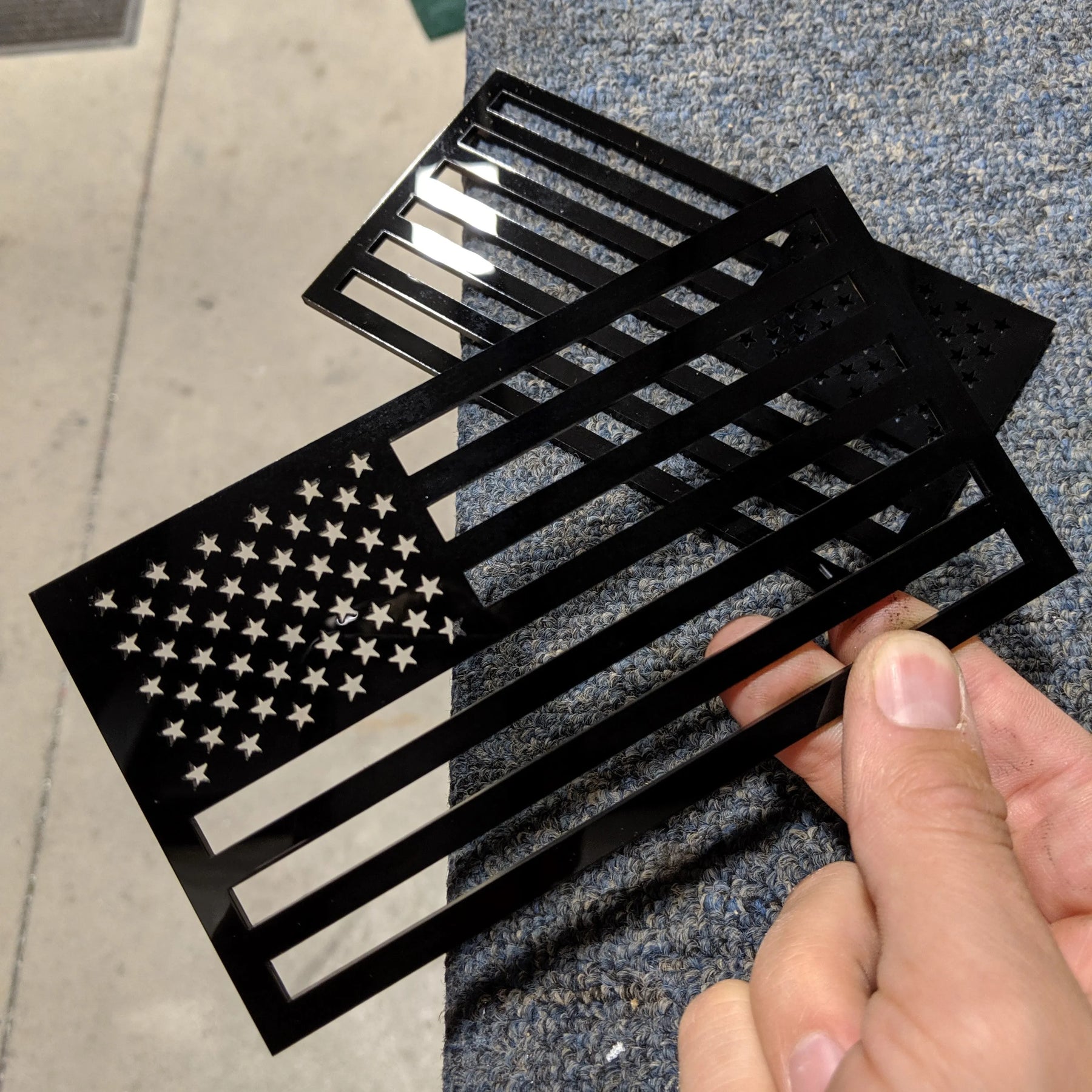 Insignias para guardabarros con la bandera estadounidense (par), ajuste universal, color negro