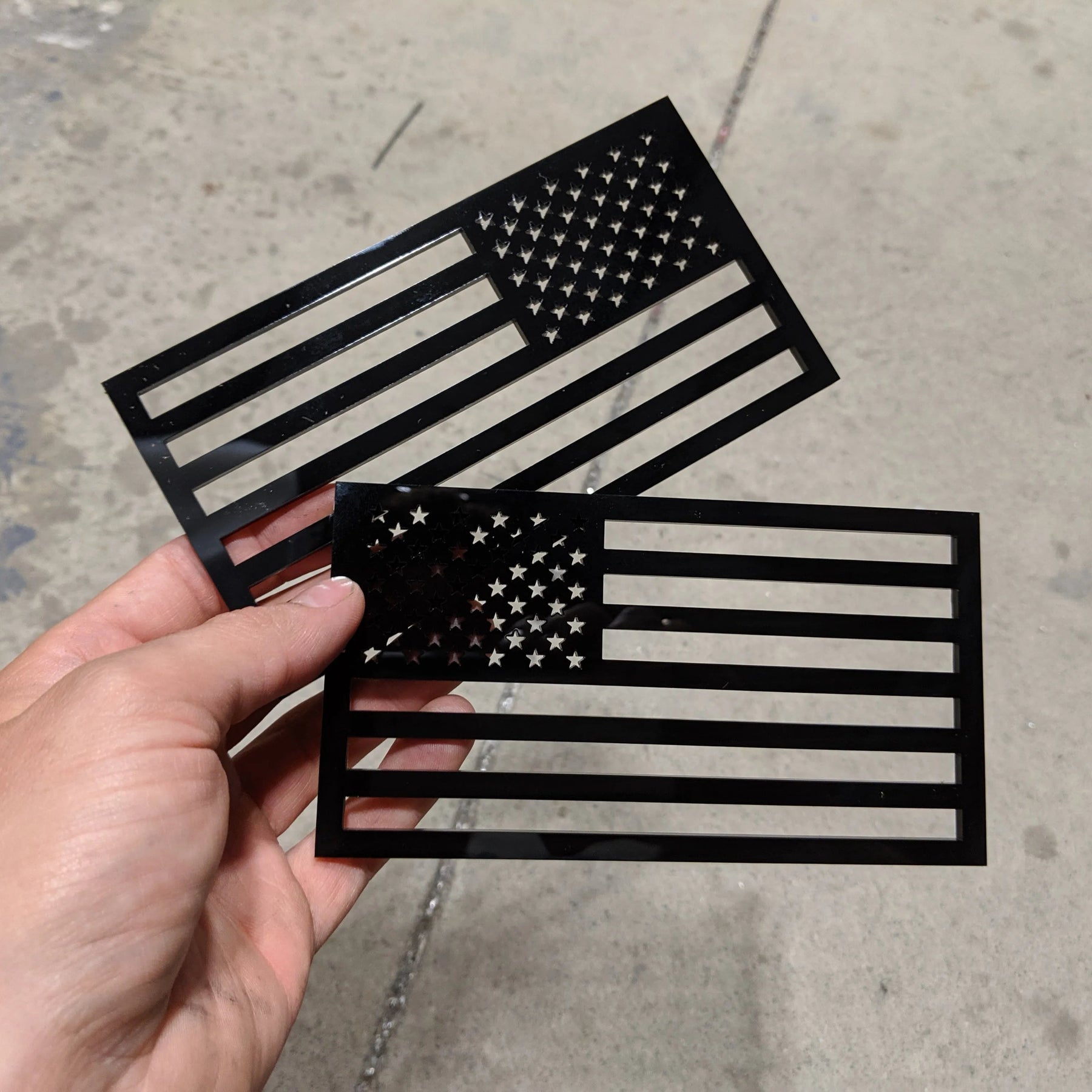 Insignias para guardabarros con la bandera estadounidense (par), ajuste universal, color negro