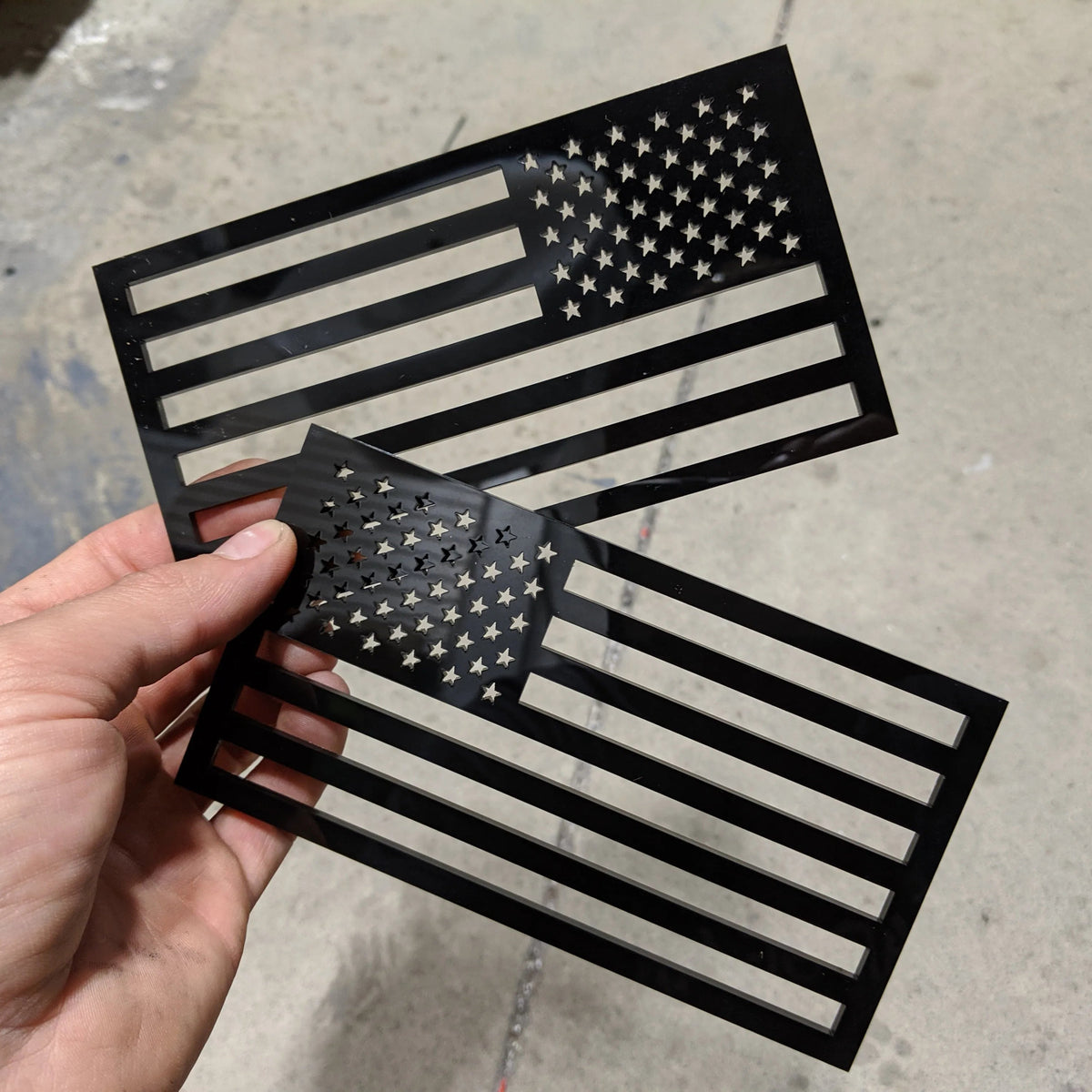 Insignias para guardabarros con la bandera estadounidense (par), ajuste universal, color negro