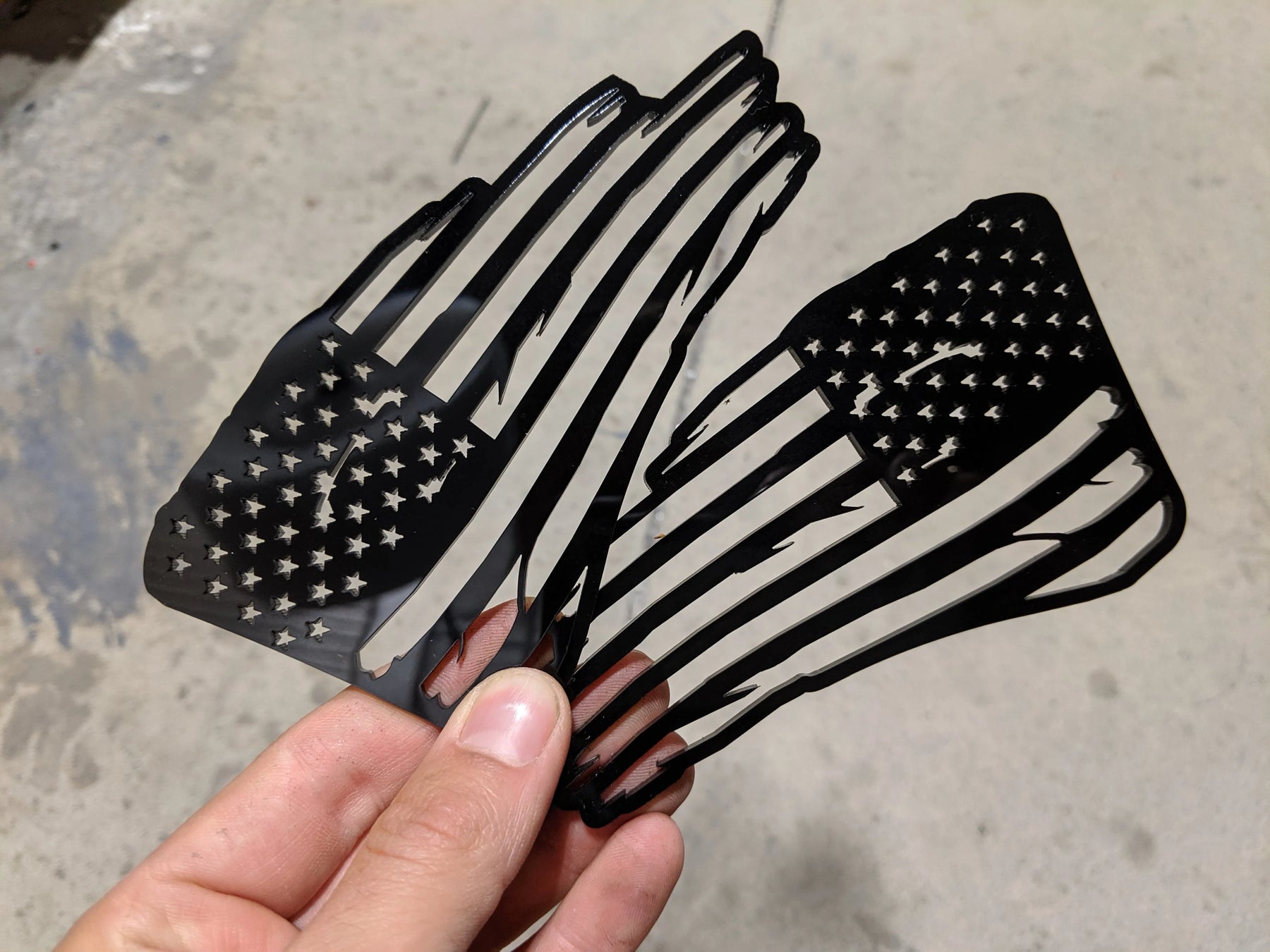 Insignias para guardabarros con la bandera de Tattered (par), ajuste universal, color negro