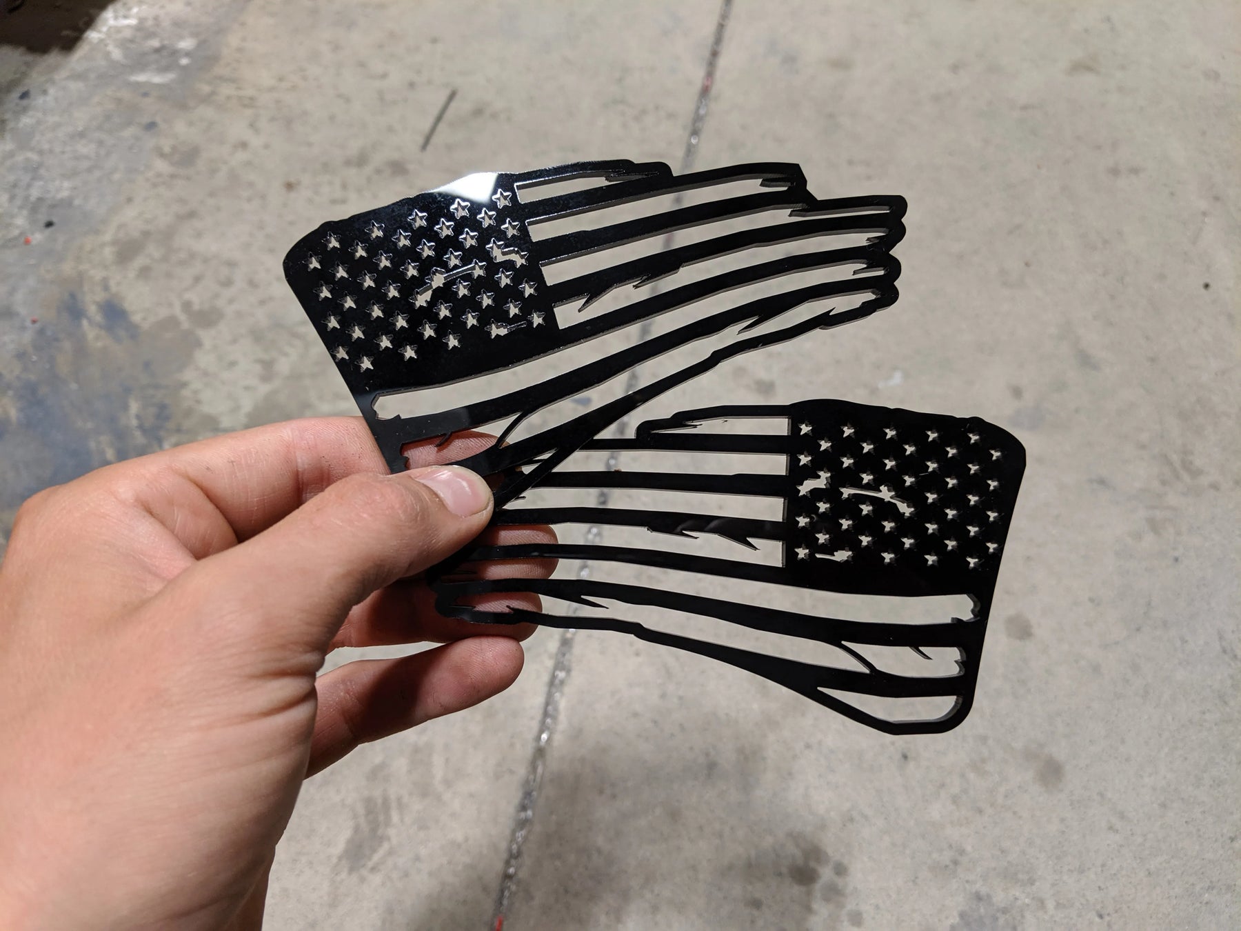 Insignias para guardabarros con la bandera de Tattered (par), ajuste universal, color negro