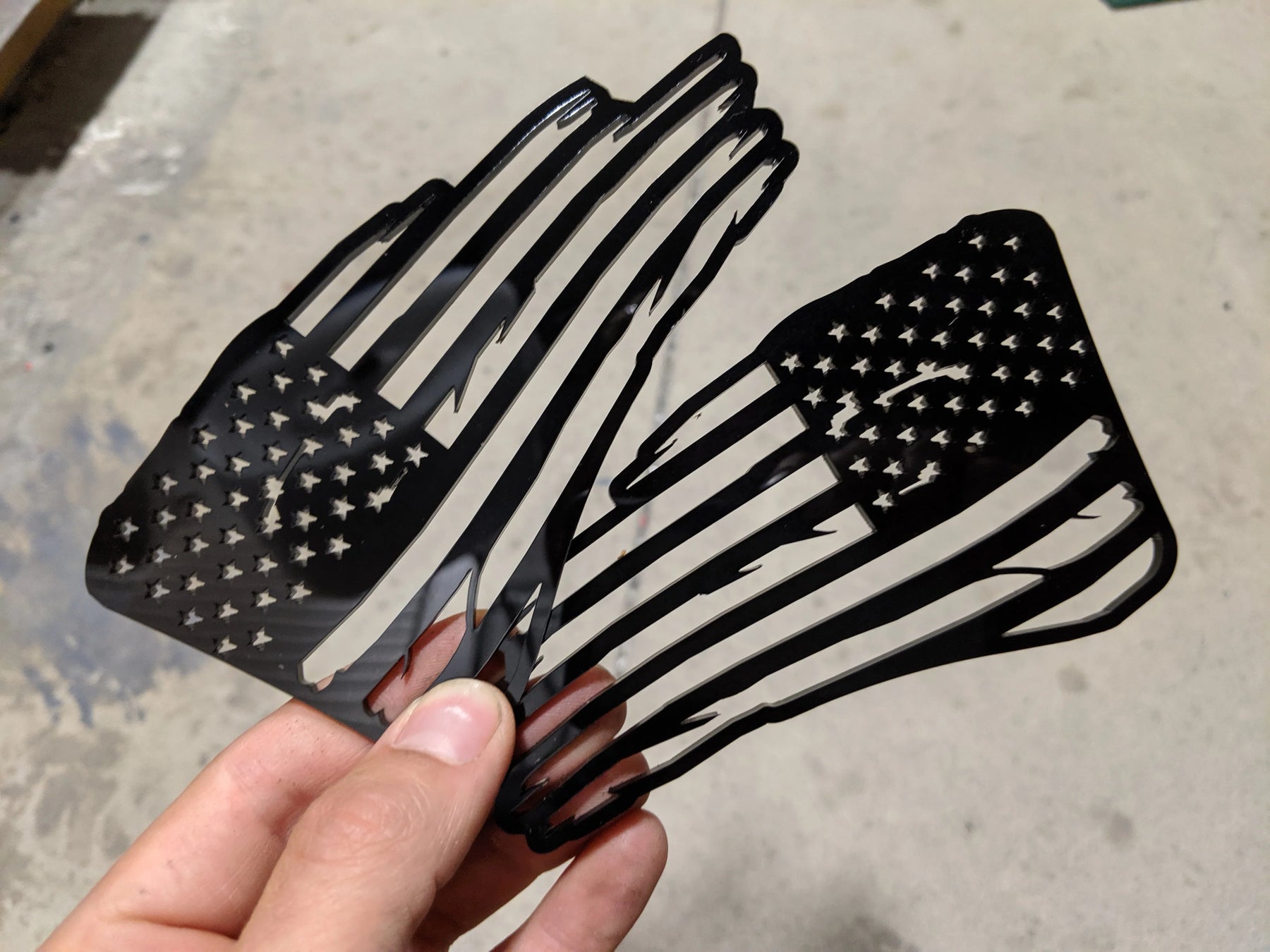 Insignias para guardabarros con la bandera de Tattered (par), ajuste universal, color negro