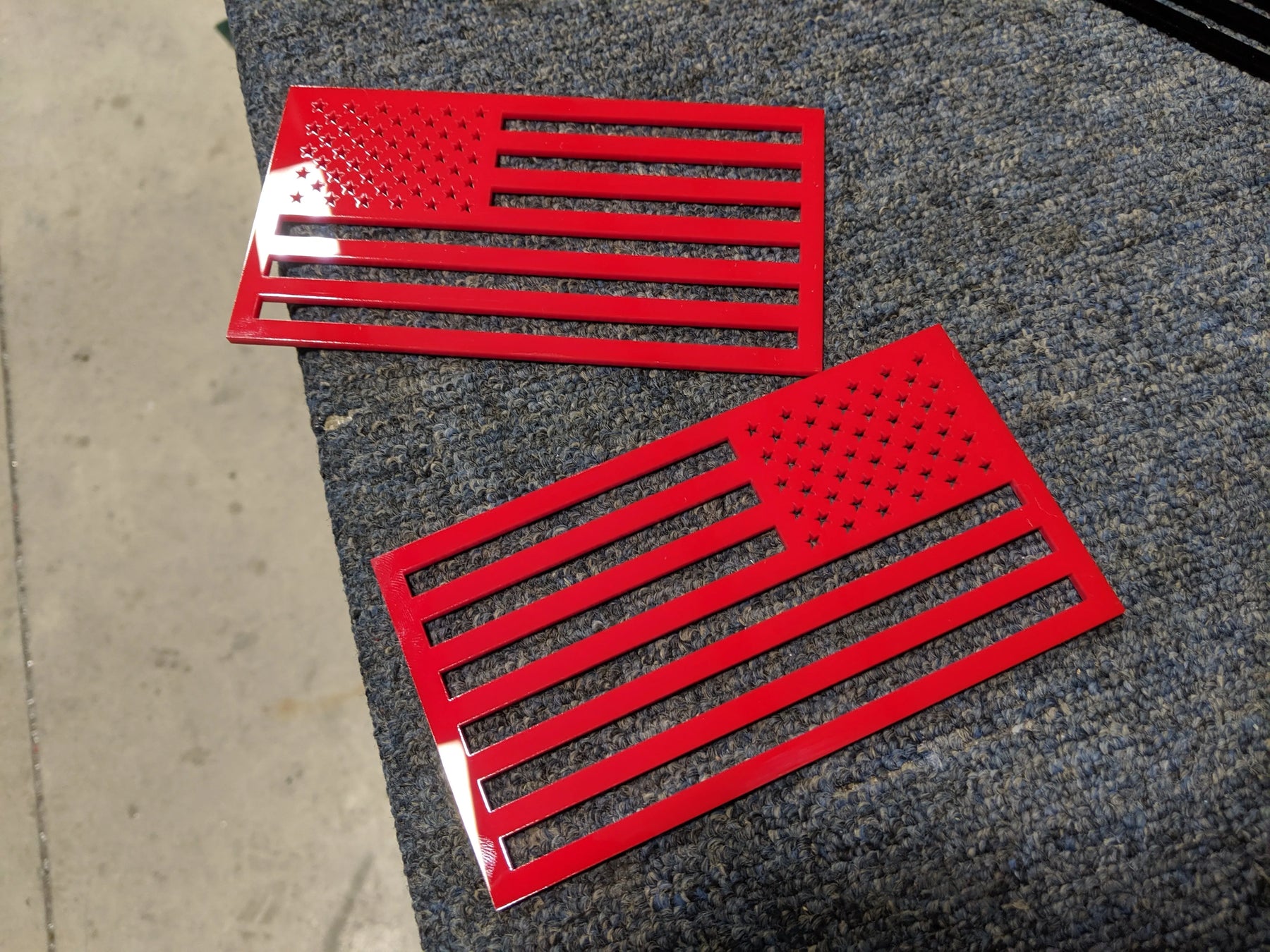 Insignias para guardabarros con la bandera estadounidense (par), ajuste universal, color rojo