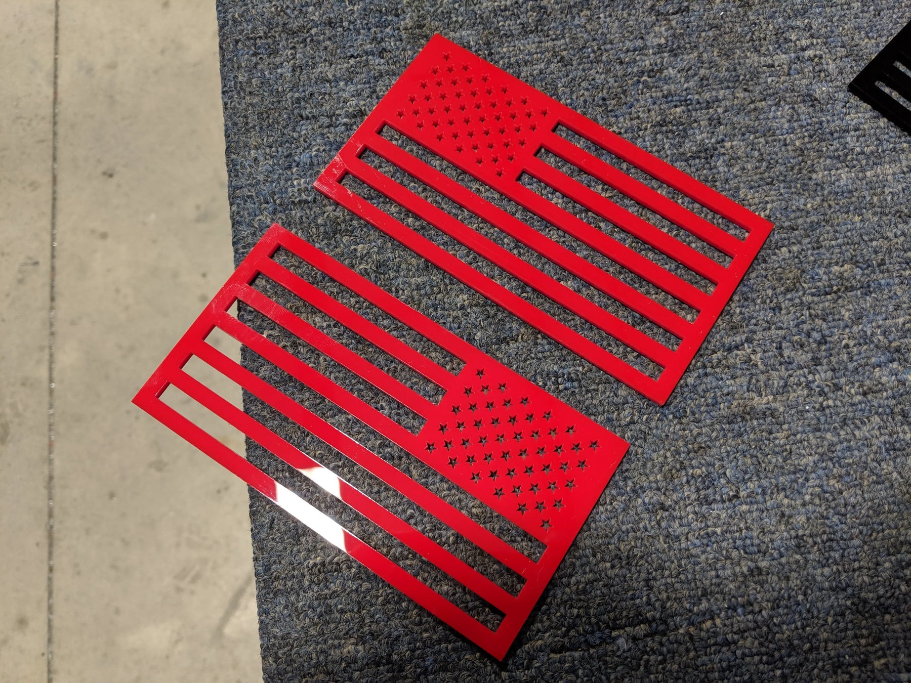 Insignias para guardabarros con la bandera estadounidense (par), ajuste universal, color rojo