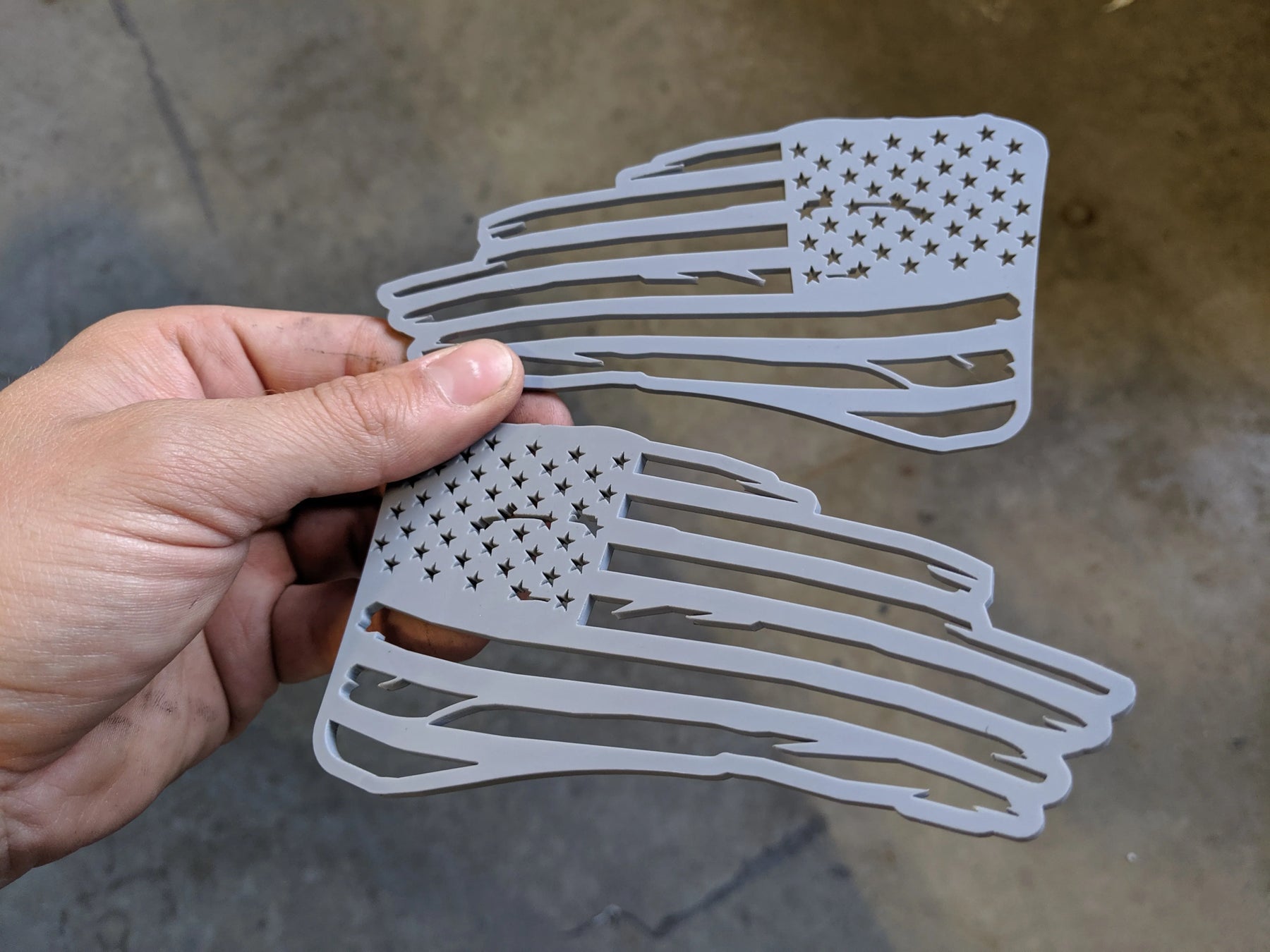 Insignias para guardabarros Tattered Flag (par), ajuste universal, color gris