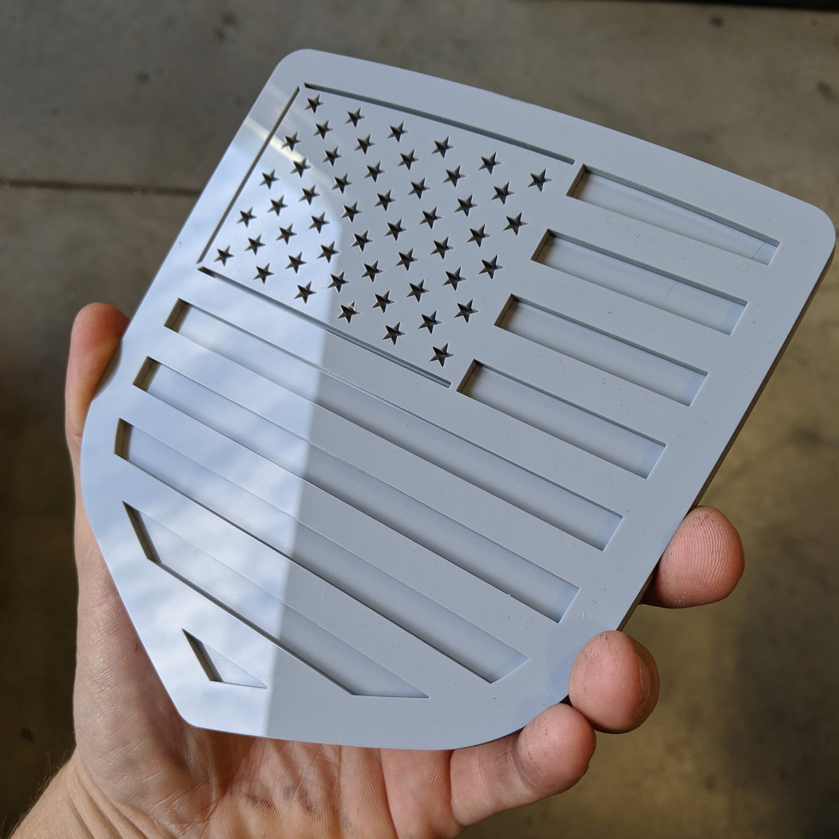 Insignia de la bandera estadounidense: se adapta a la puerta trasera de los modelos Dodge® Ram® 2009-2018: gris sobre gris