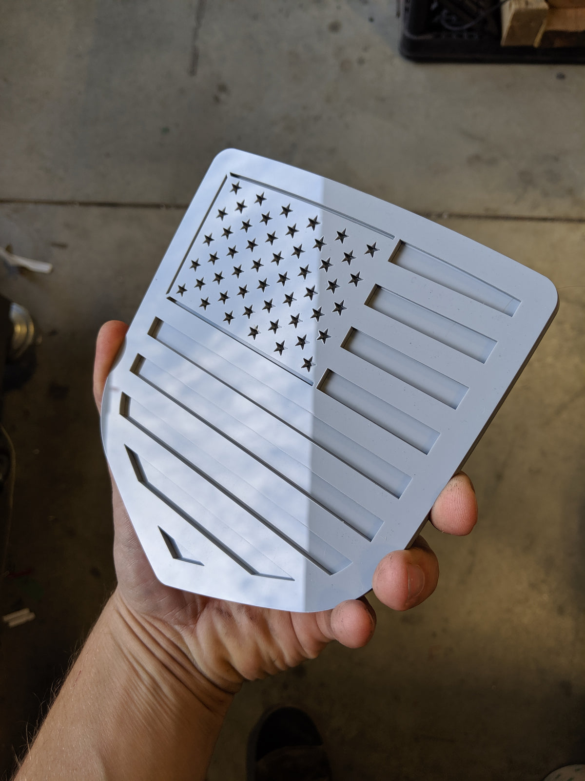 Insignia de la bandera estadounidense: se adapta a la puerta trasera de los modelos Dodge® Ram® 2009-2018: gris sobre gris