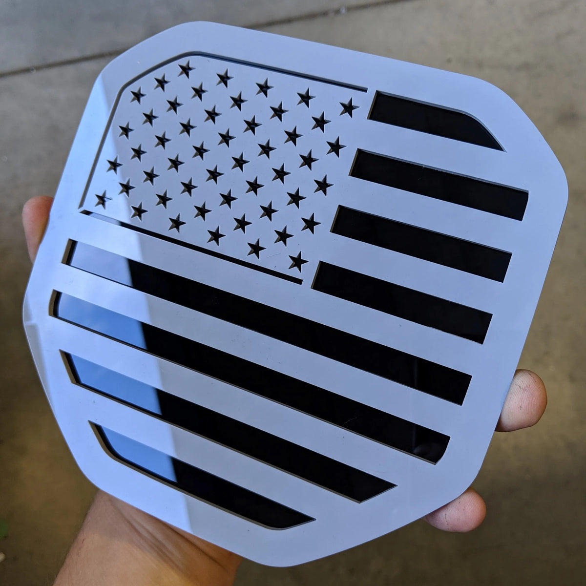 Insignia de la bandera estadounidense: se adapta a modelos Dodge® Ram® 2019+ (quinta generación) con portón trasero: gris sobre negro