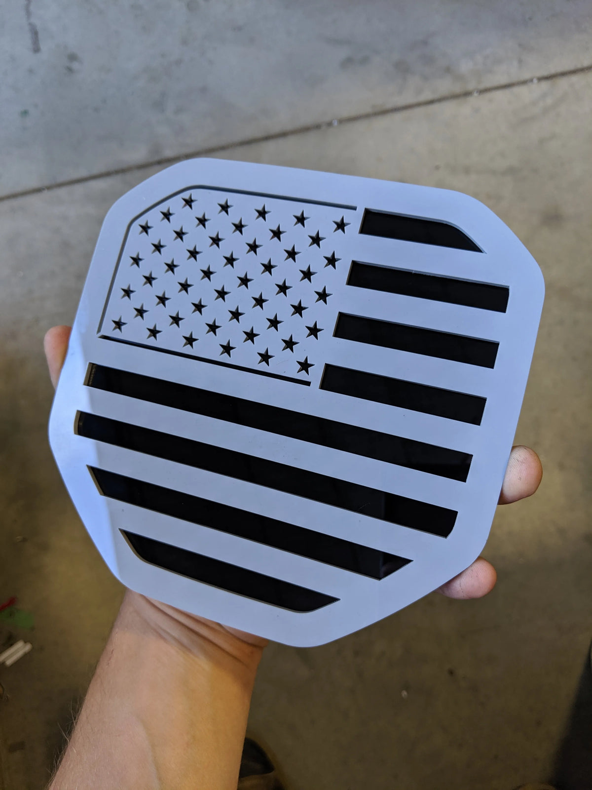 Insignia de la bandera estadounidense: se adapta a modelos Dodge® Ram® 2019+ (quinta generación) con portón trasero: gris sobre negro