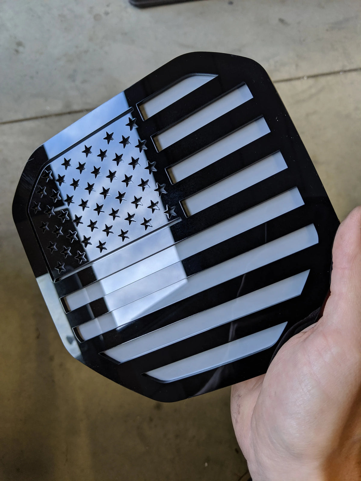 Insignia de la bandera estadounidense: se adapta a la puerta trasera de Dodge® Ram® 2019+ (5.ª generación) - Negro sobre gris