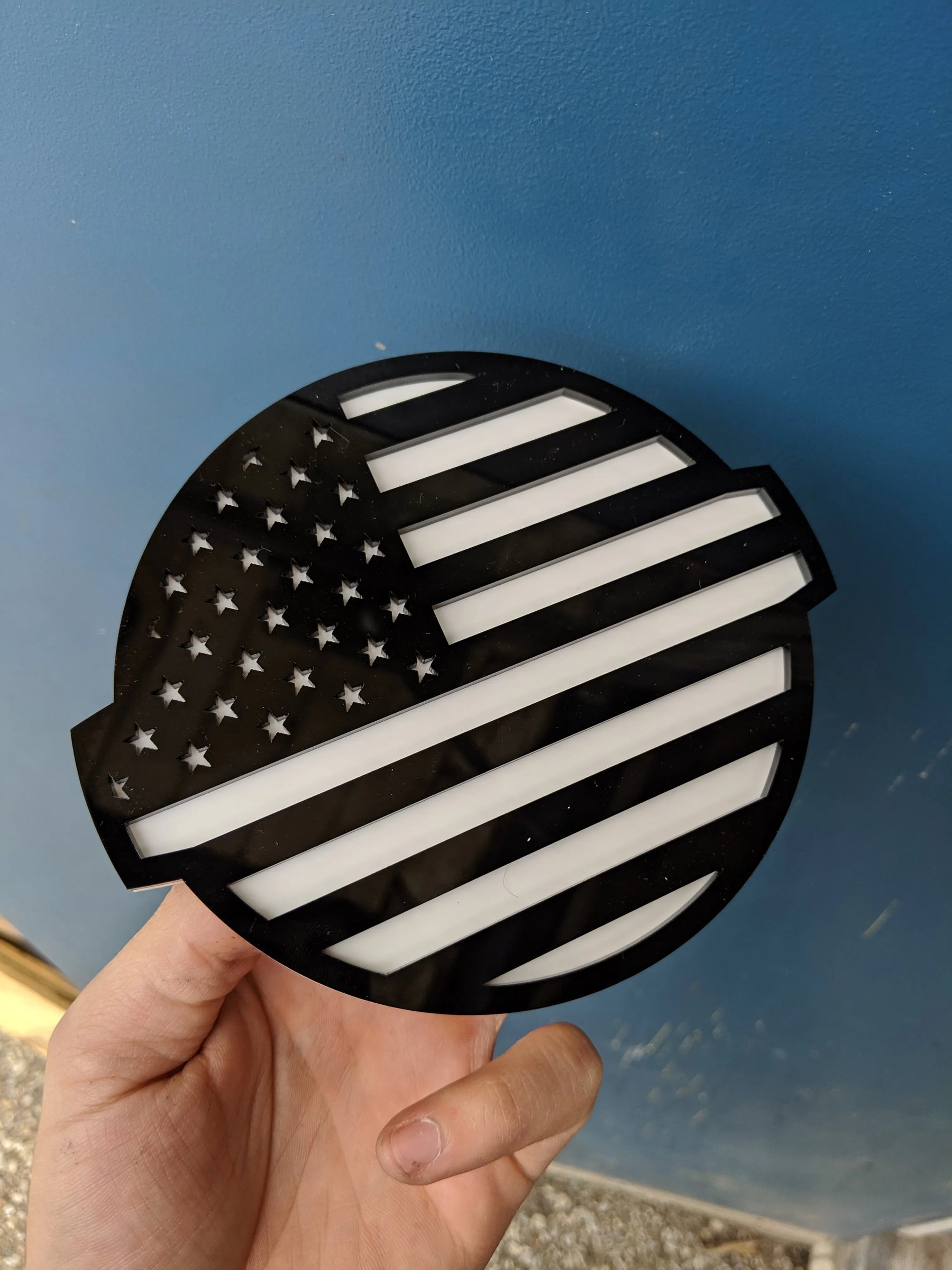 Insignia de la bandera estadounidense: se adapta al portón trasero del Nissan® Titan® 2016-2024, color negro sobre blanco