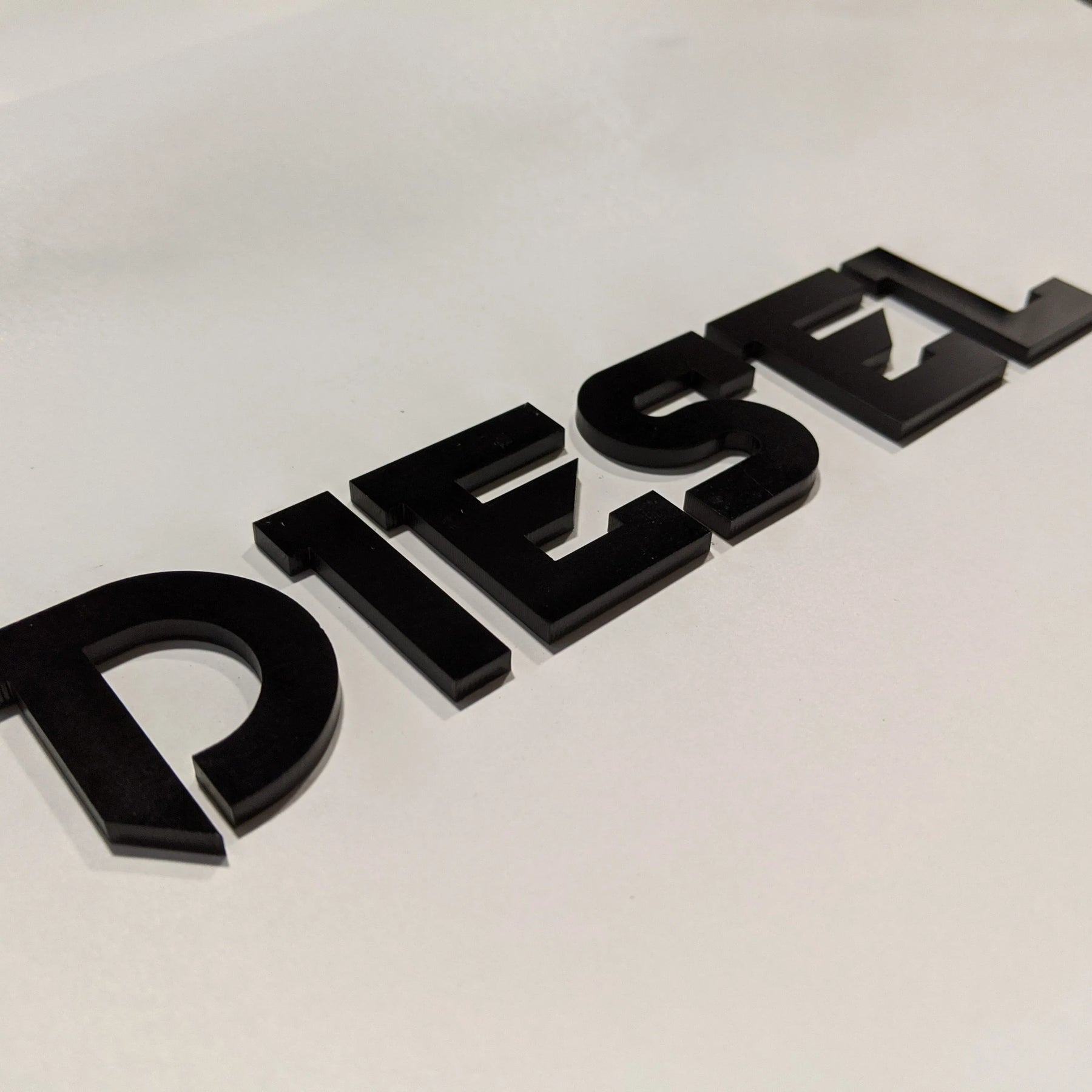 Insignia Diesel - Letra en negrita - Una capa - Negro - Par