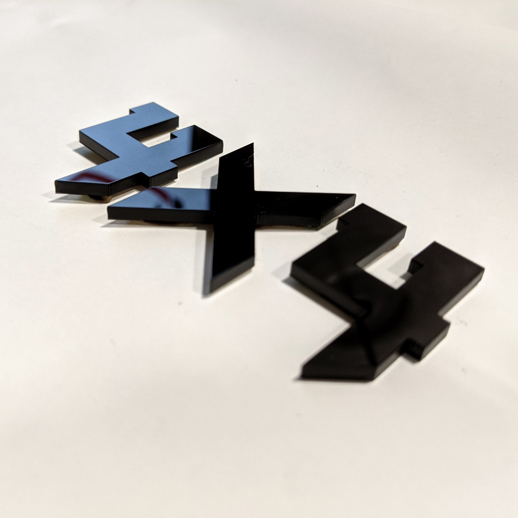 Insignia 4x4 - Fuente en negrita - Una capa - Elige tu color