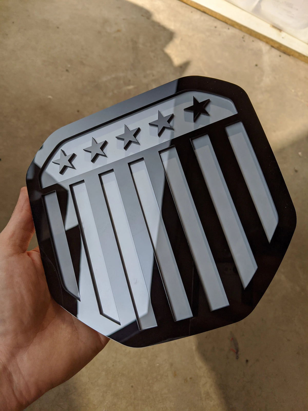 Insignia vertical con bandera estadounidense: compatible con Dodge® Ram® Tailgate 2019+ (5.ª generación) -1500, 2500, 3500 - Negro sobre gris