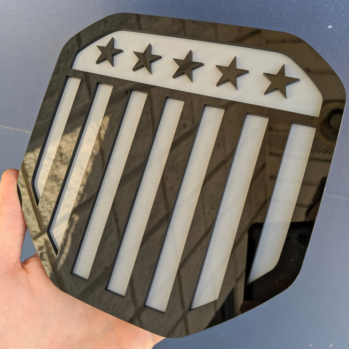 Insignia vertical con bandera estadounidense: compatible con Dodge® Ram® Tailgate 2019+ (5.ª generación) -1500, 2500, 3500 - Negro sobre gris