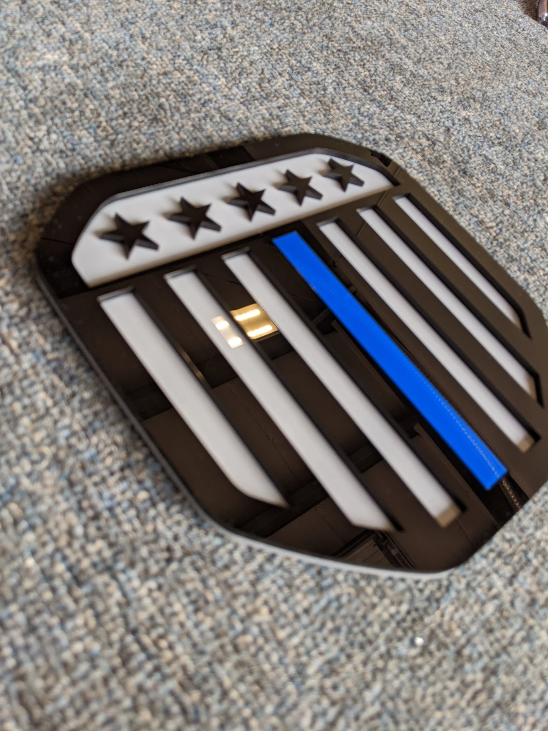 Insignia vertical con bandera estadounidense: compatible con Dodge® Ram® Tailgate 2019+ (5.ª generación) -1500, 2500, 3500 - Negro sobre gris con línea azul fina