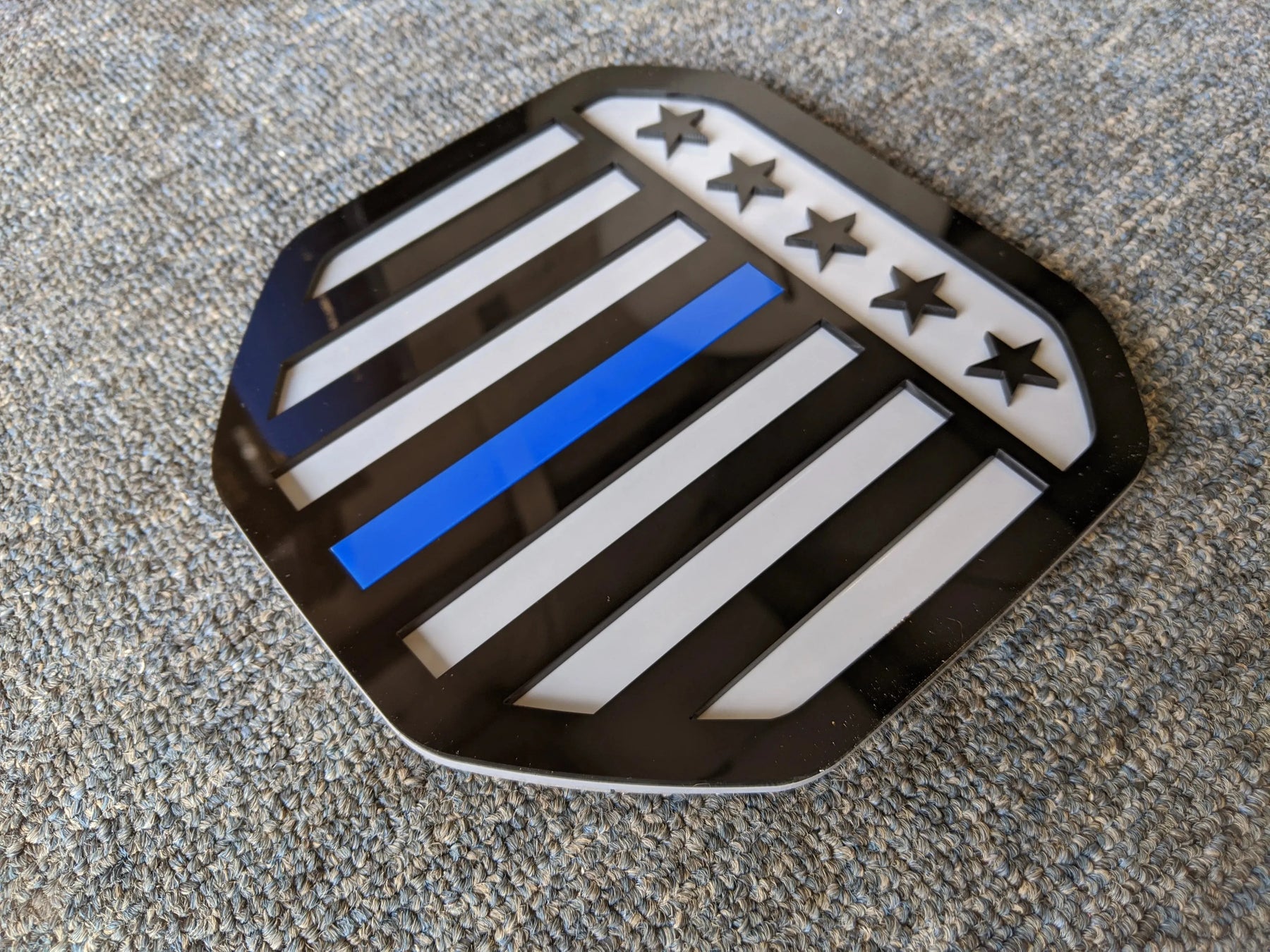 Insignia vertical con bandera estadounidense: compatible con Dodge® Ram® Tailgate 2019+ (5.ª generación) -1500, 2500, 3500 - Negro sobre gris con línea azul fina