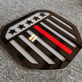 Insignia vertical con bandera estadounidense: compatible con Dodge® Ram® Tailgate 2019+ (5.ª generación) -1500, 2500, 3500 - Negro sobre gris con línea roja delgada