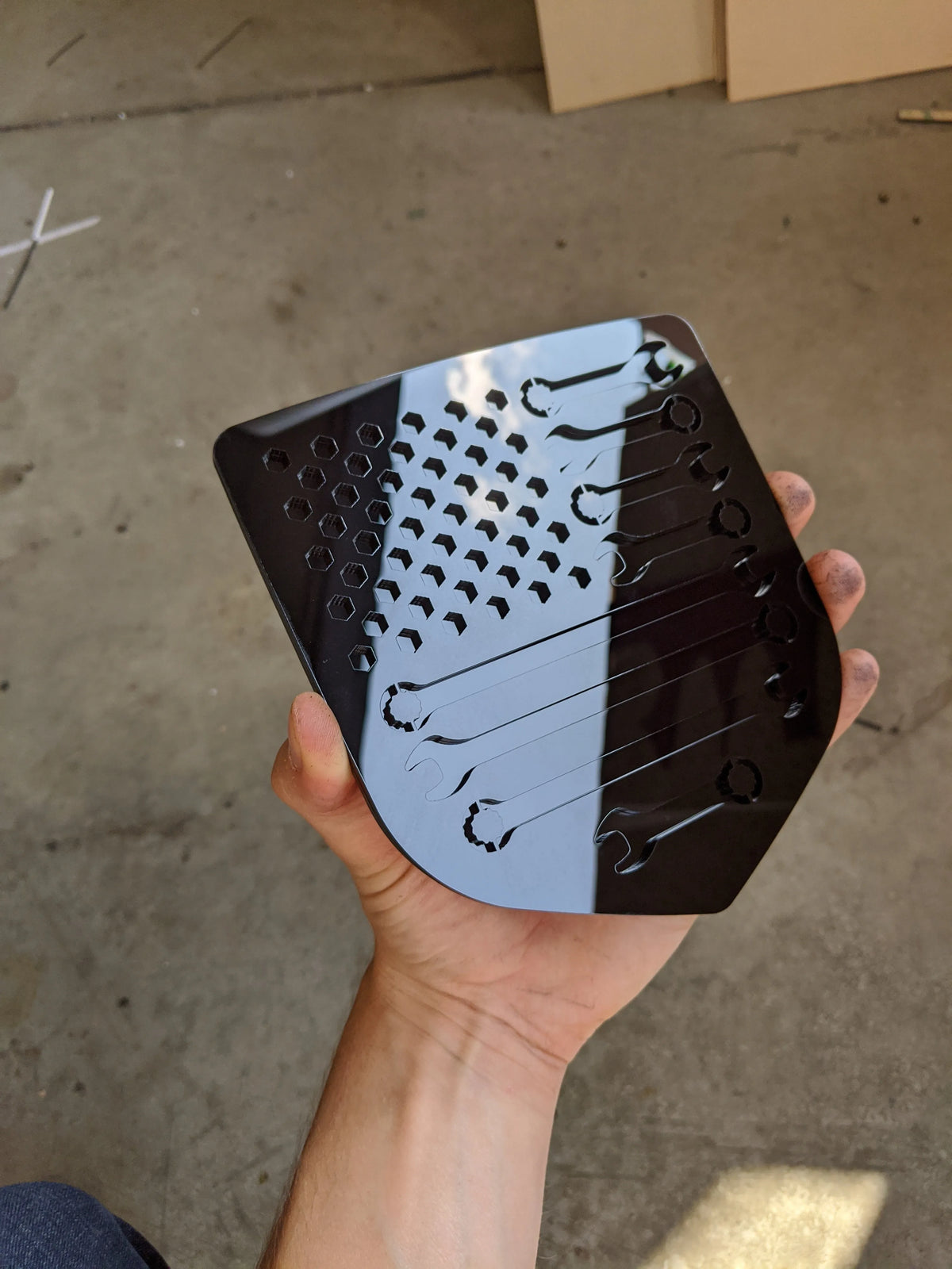 Insignia de la bandera estadounidense para mecánicos: se adapta a modelos Dodge® Ram® 2009-2018, portón trasero, 1500, 2500, 3500, color negro sobre negro