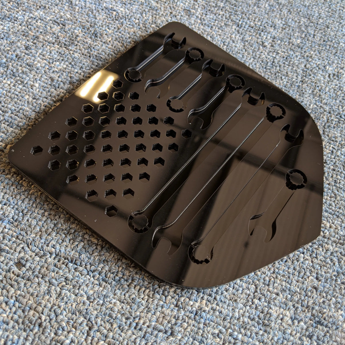 Insignia de la bandera estadounidense para mecánicos: se adapta a modelos Dodge® Ram® 2009-2018, portón trasero, 1500, 2500, 3500, color negro sobre negro