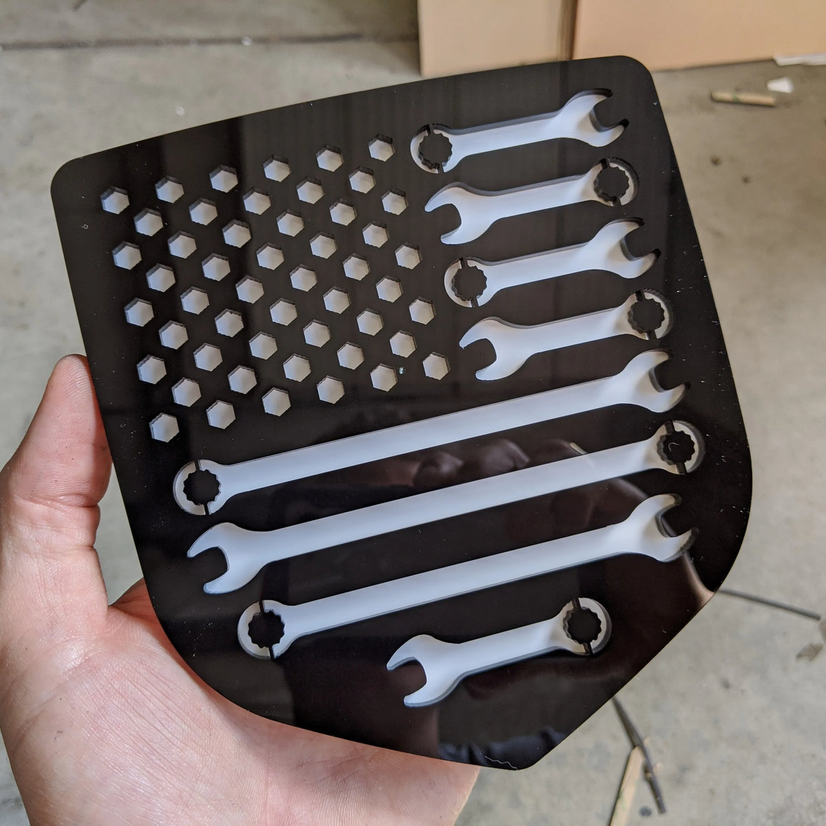 Insignia de la bandera estadounidense para mecánicos: se adapta a modelos Dodge® Ram® 2009-2018, portón trasero, 1500, 2500, 3500, negro sobre blanco