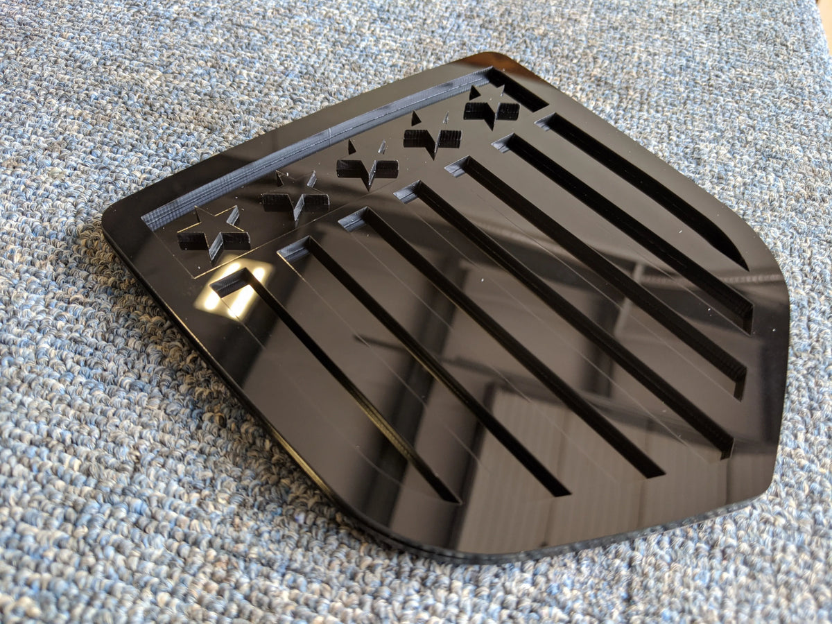 Insignia vertical con bandera estadounidense: compatible con modelos Dodge® Ram® 2008-2018, portón trasero, 1500, 2500, 3500, color negro sobre negro