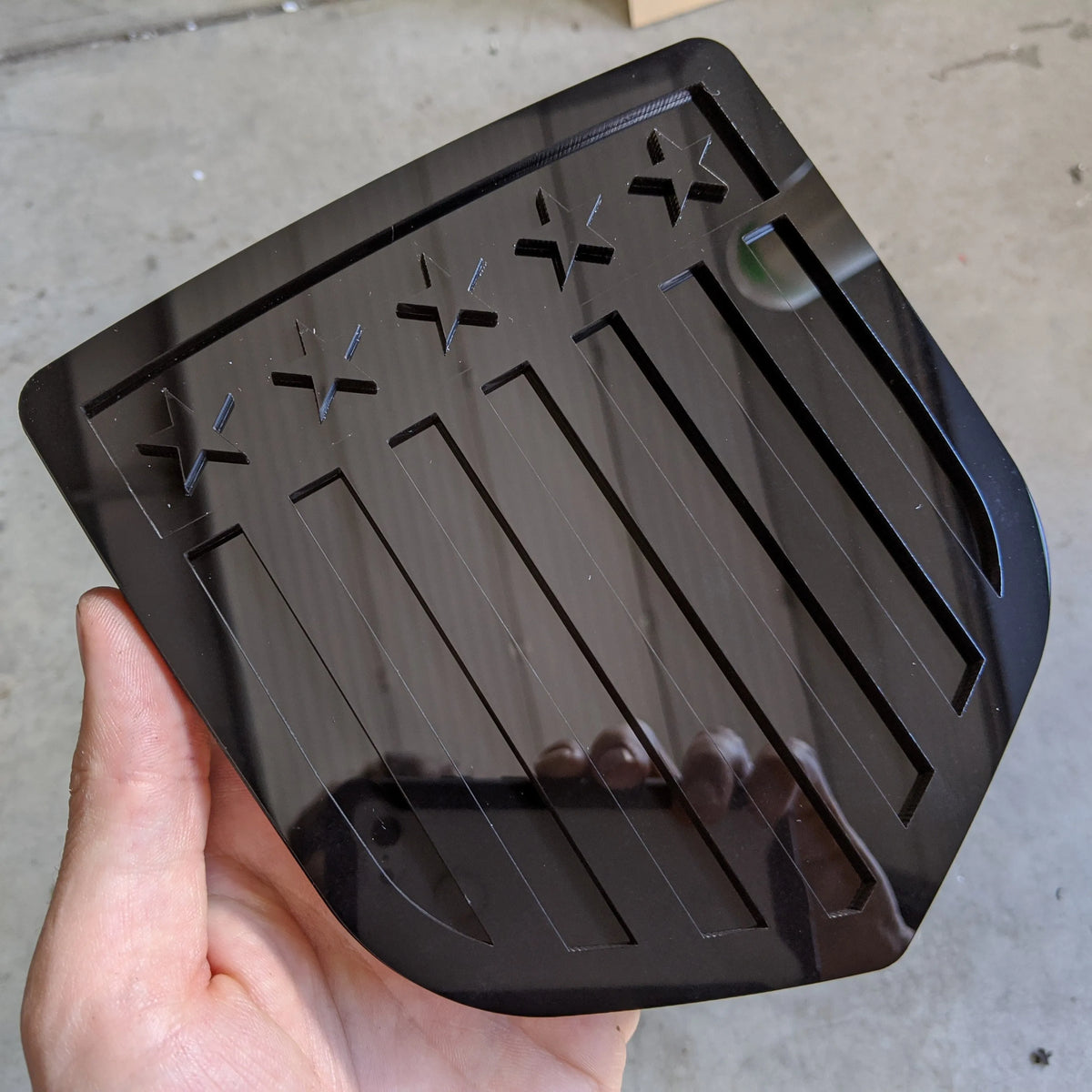 Insignia vertical con bandera estadounidense: compatible con modelos Dodge® Ram® 2008-2018, portón trasero, 1500, 2500, 3500, color negro sobre negro