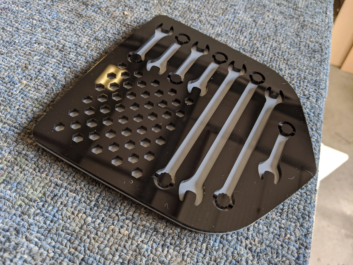 Insignia de la bandera estadounidense para mecánicos: compatible con Dodge® Ram® Tailgate 2009-2018 -1500, 2500, 3500 - Negro sobre gris