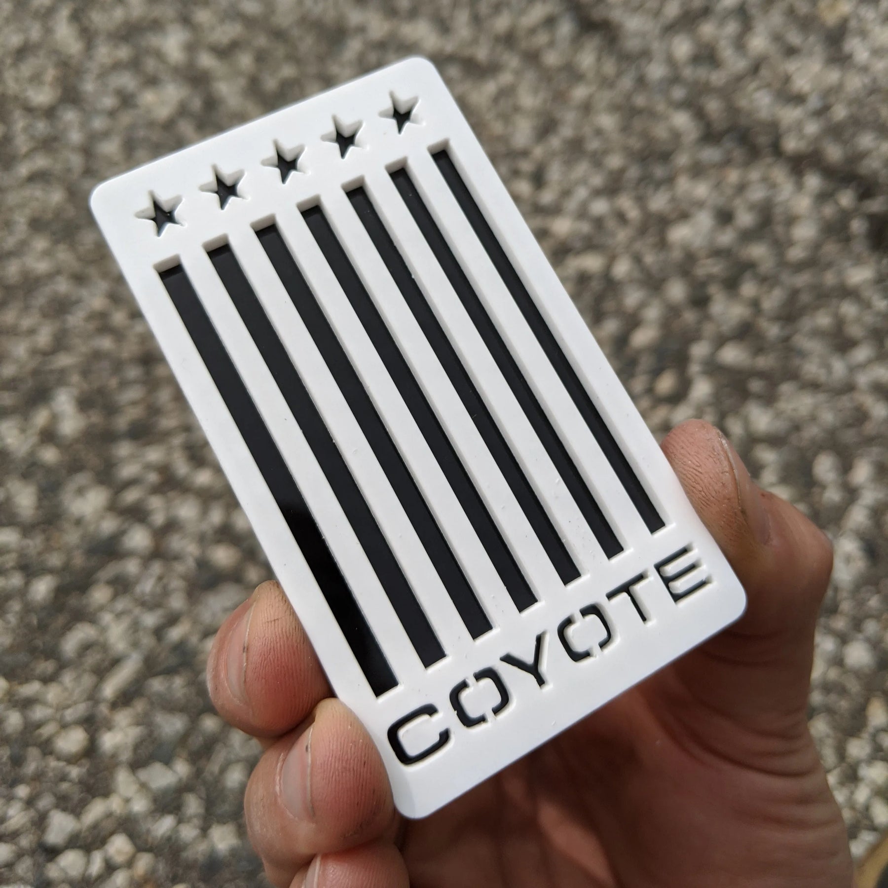 Insignia de coyote con bandera vertical: se adapta a Mustang®, color blanco sobre negro