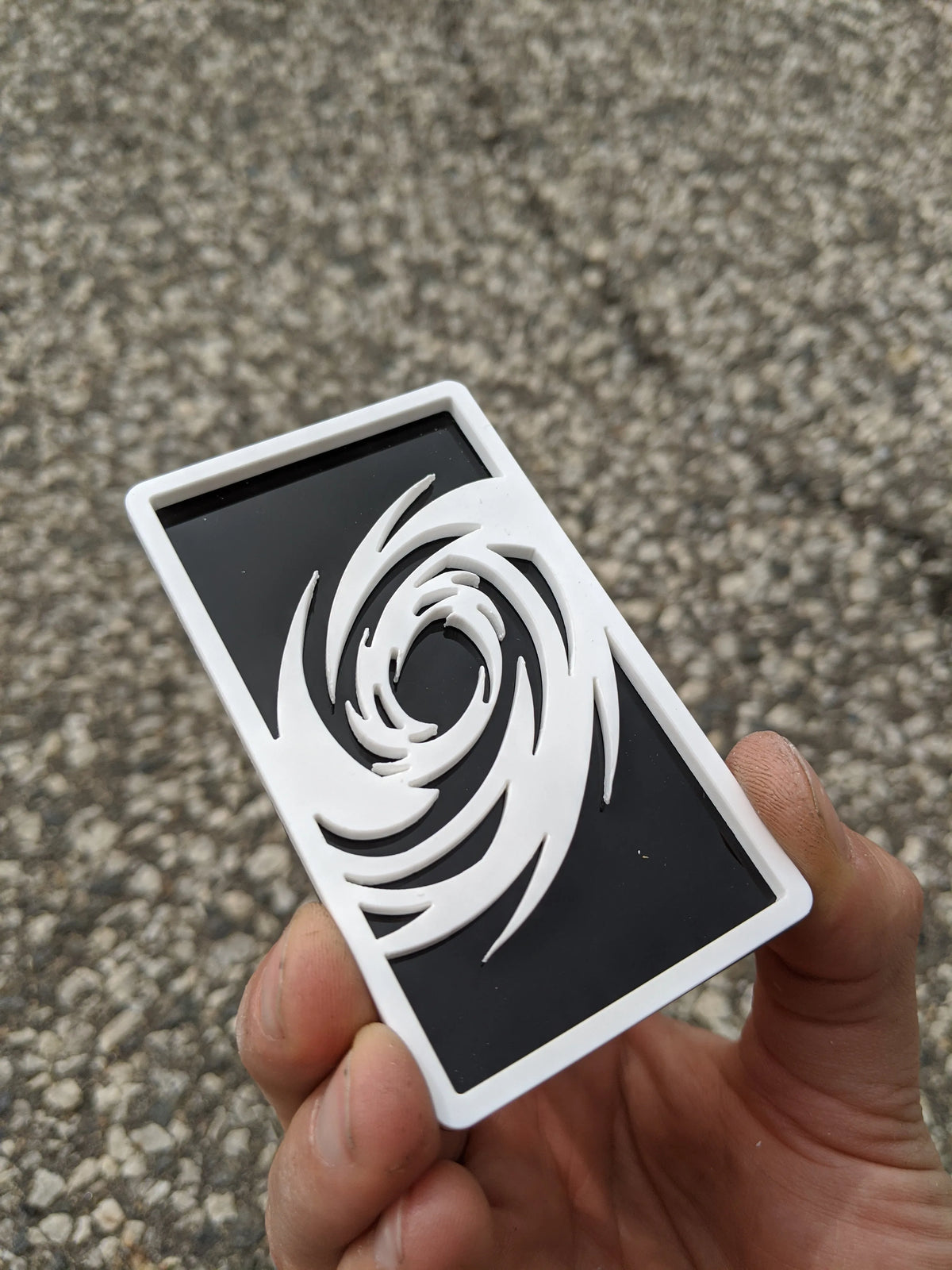 Insignia Storm - Compatible con Mustang® - Blanco sobre negro