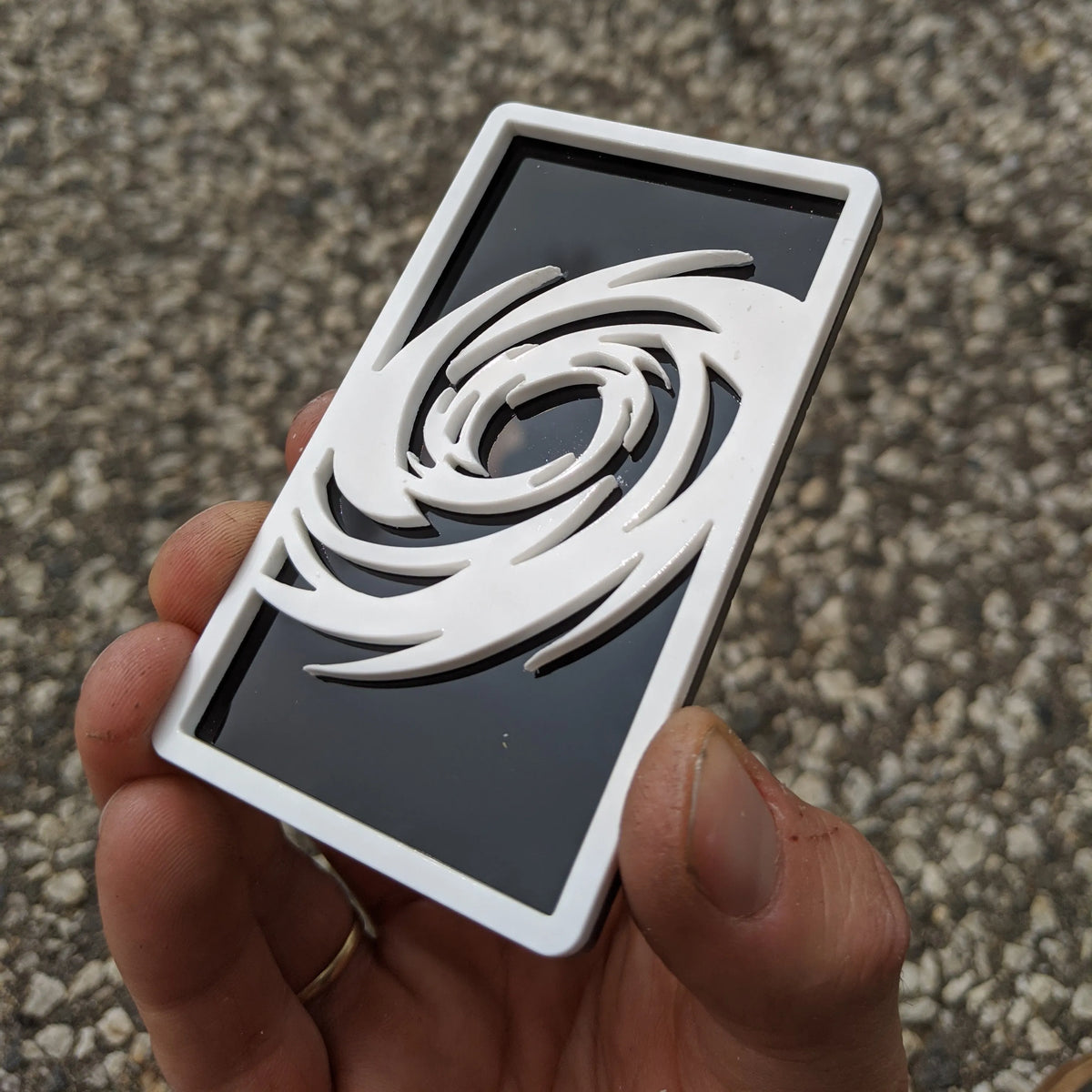 Insignia Storm - Compatible con Mustang® - Blanco sobre negro