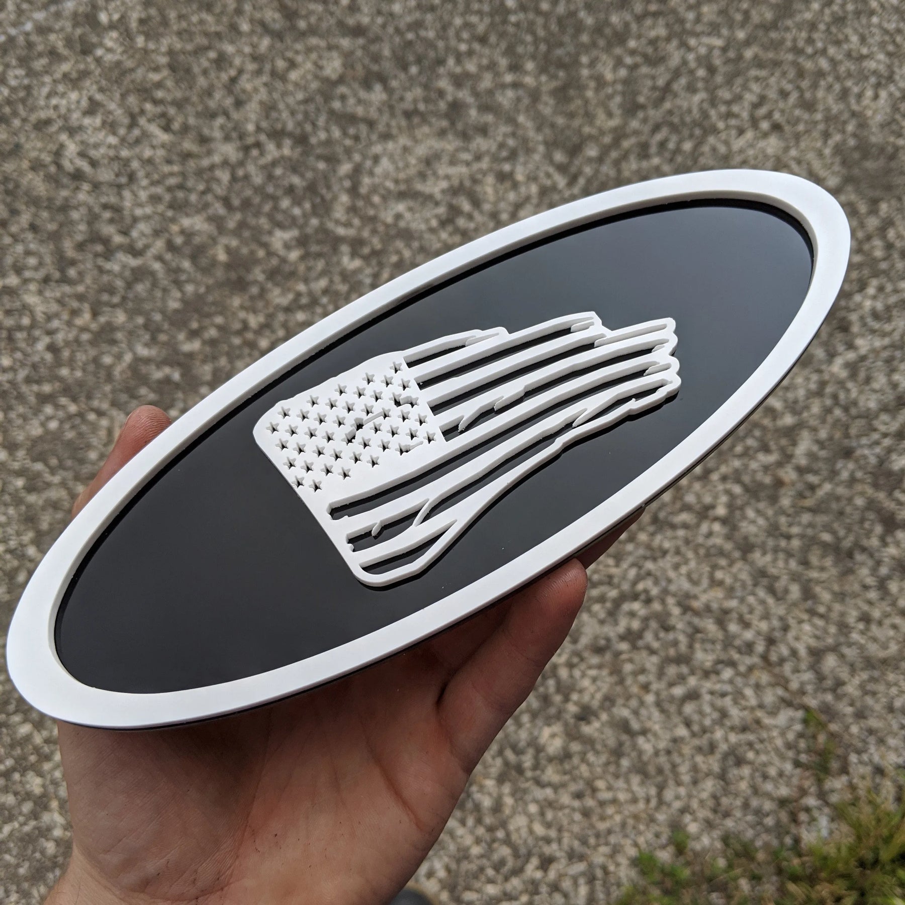 Badge drapeau en lambeaux - Compatible avec la calandre ou le hayon F150® 2015-2019 - Blanc sur noir