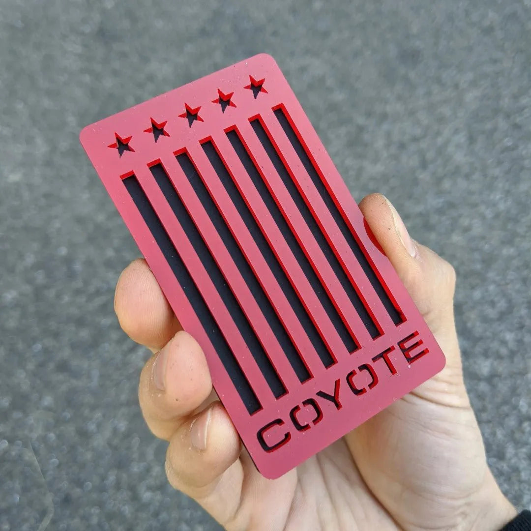 Insignia de coyote con bandera vertical: compatible con Mustang®, color rojo sobre negro mate