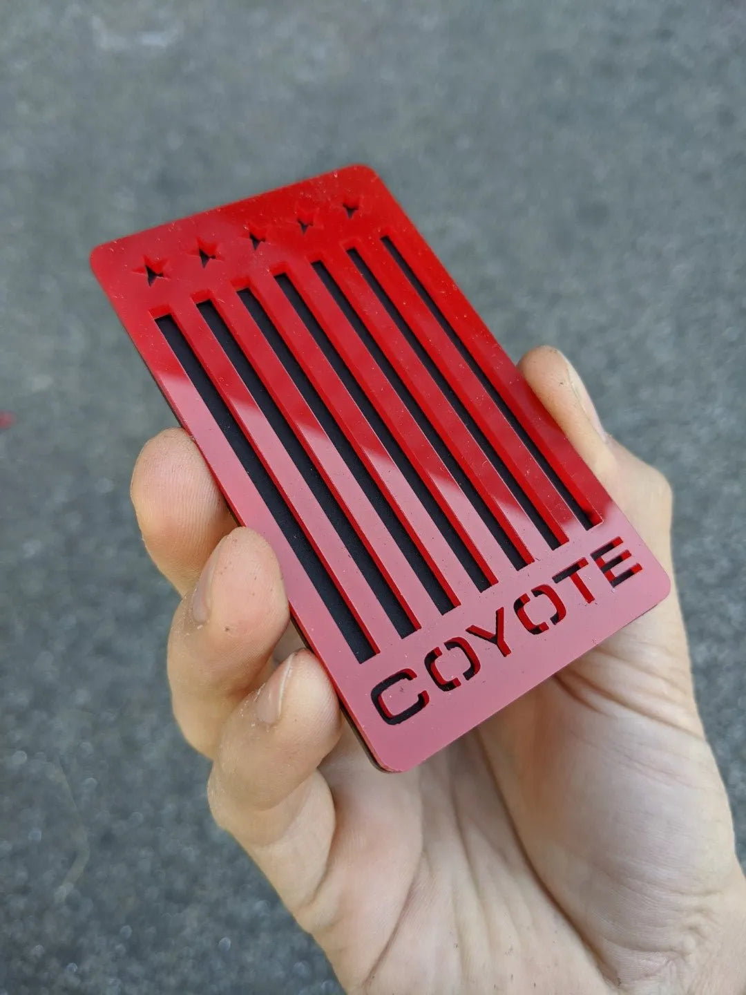 Insignia de coyote con bandera vertical: compatible con Mustang®, color rojo sobre negro mate