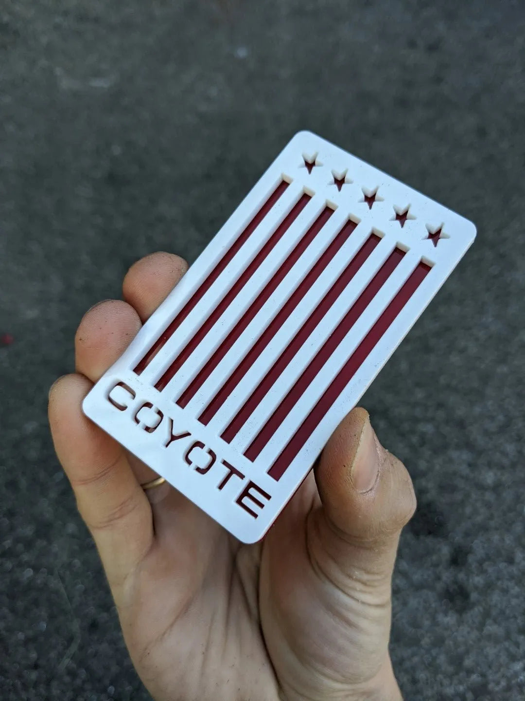Insignia de coyote con bandera vertical: se adapta a Mustang®, color blanco sobre rojo