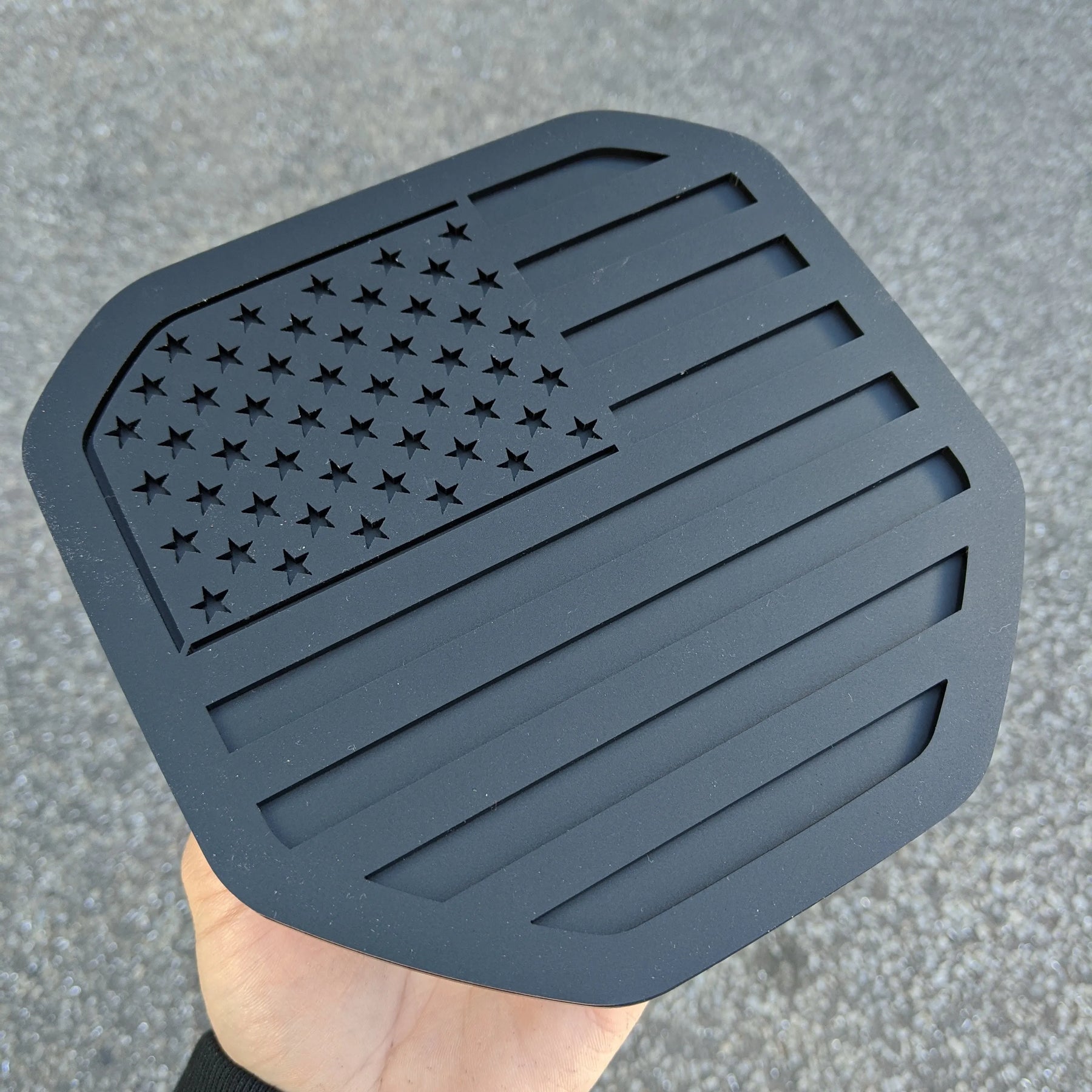 Badge drapeau américain - Compatible avec les modèles Dodge® Ram® Tailgate 2019+ (5e génération) - 1500, 2500, 3500 - Noir mat sur noir mat